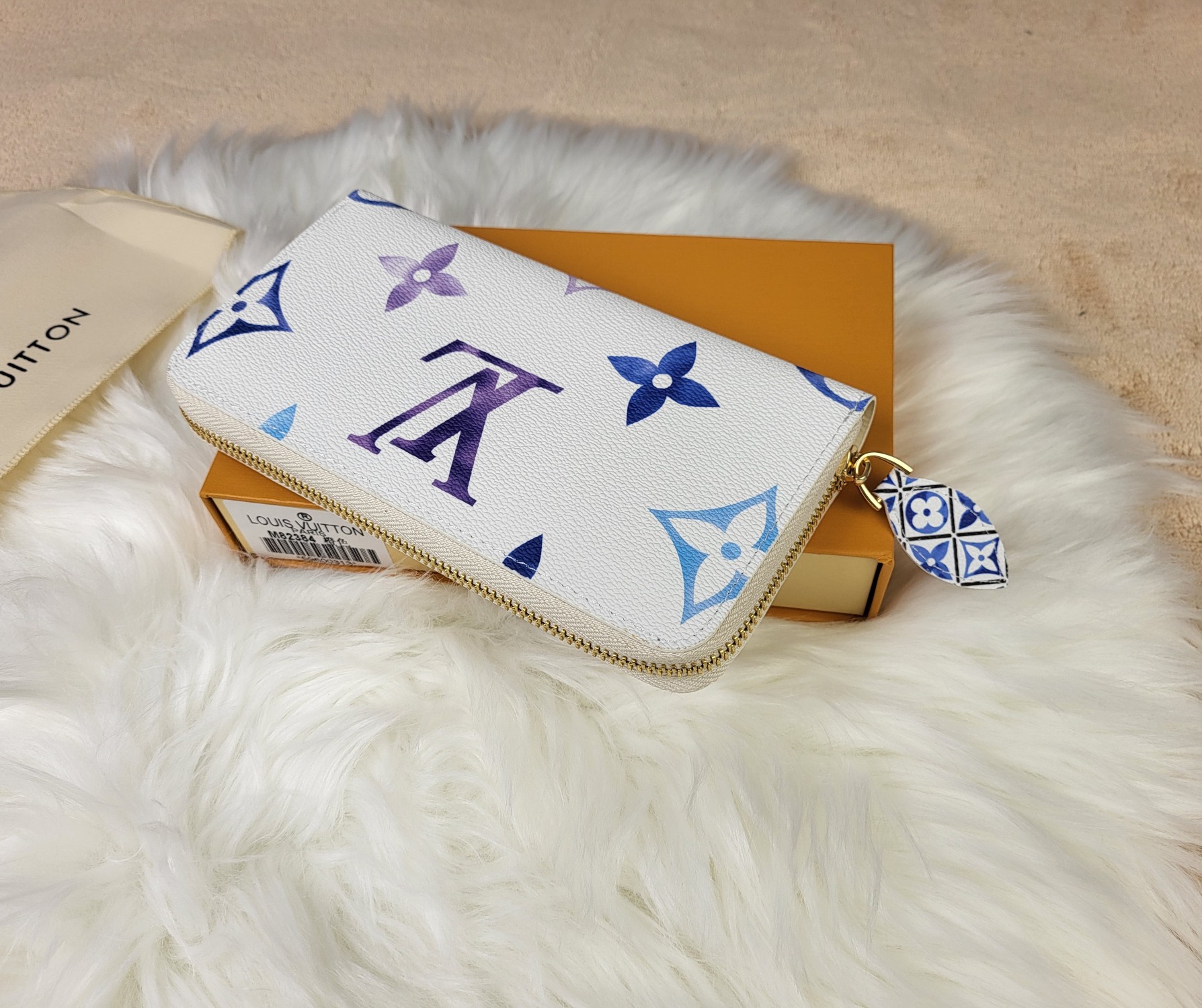 Zipped coin compartment