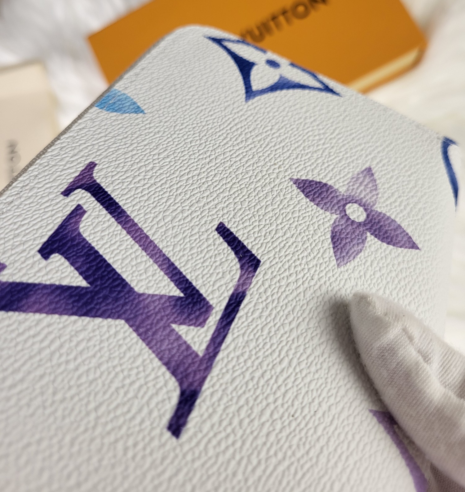 Close-up of the zipper on the wallet