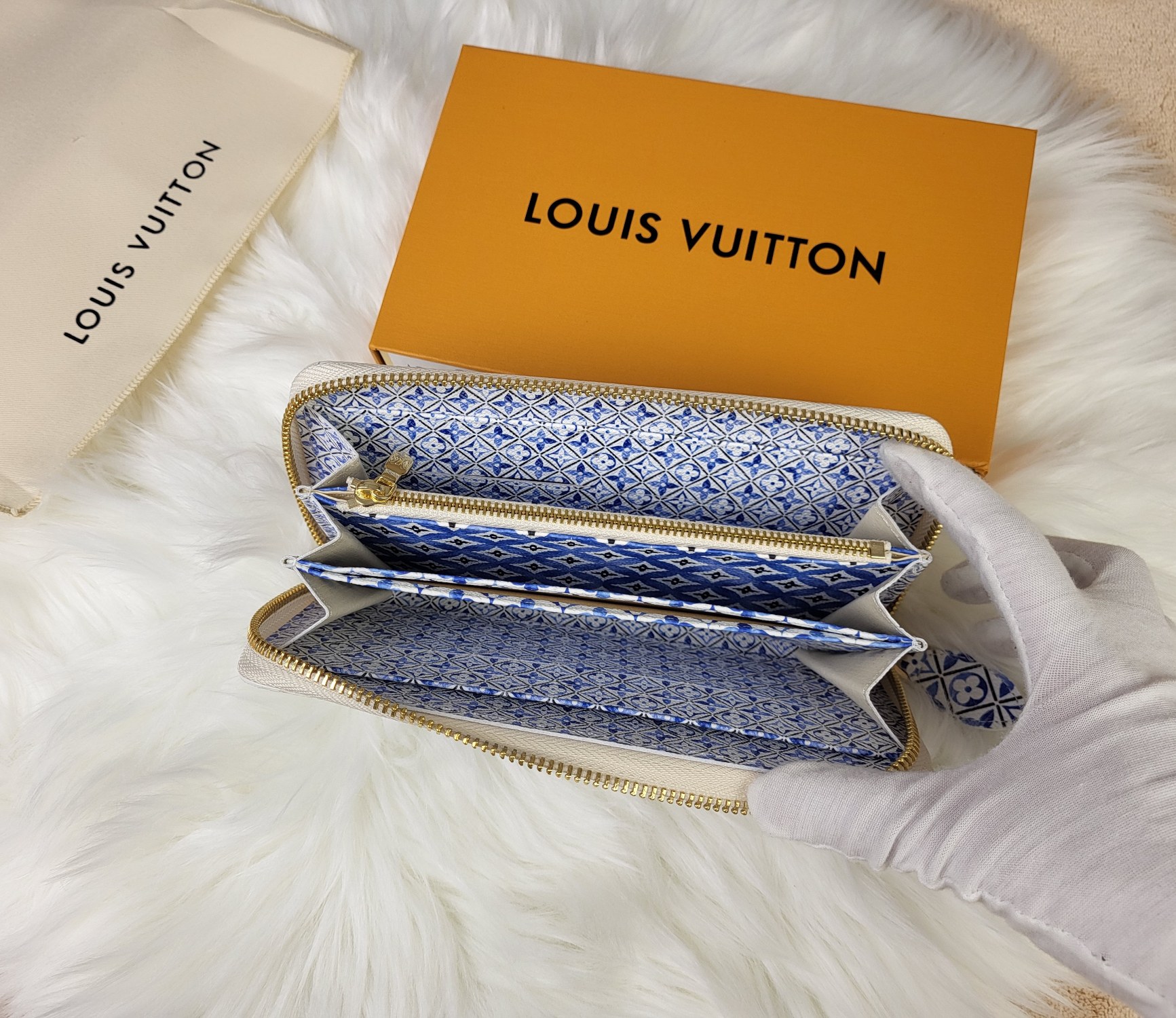 Multiple colors of the wallet available