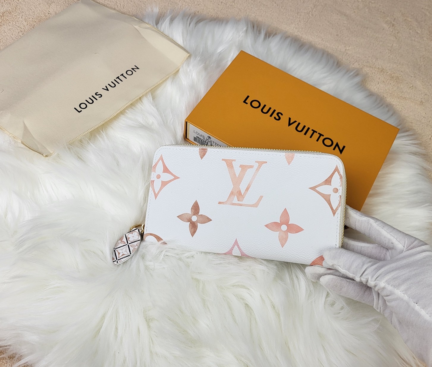 Multiple colors of the leather zip wallet