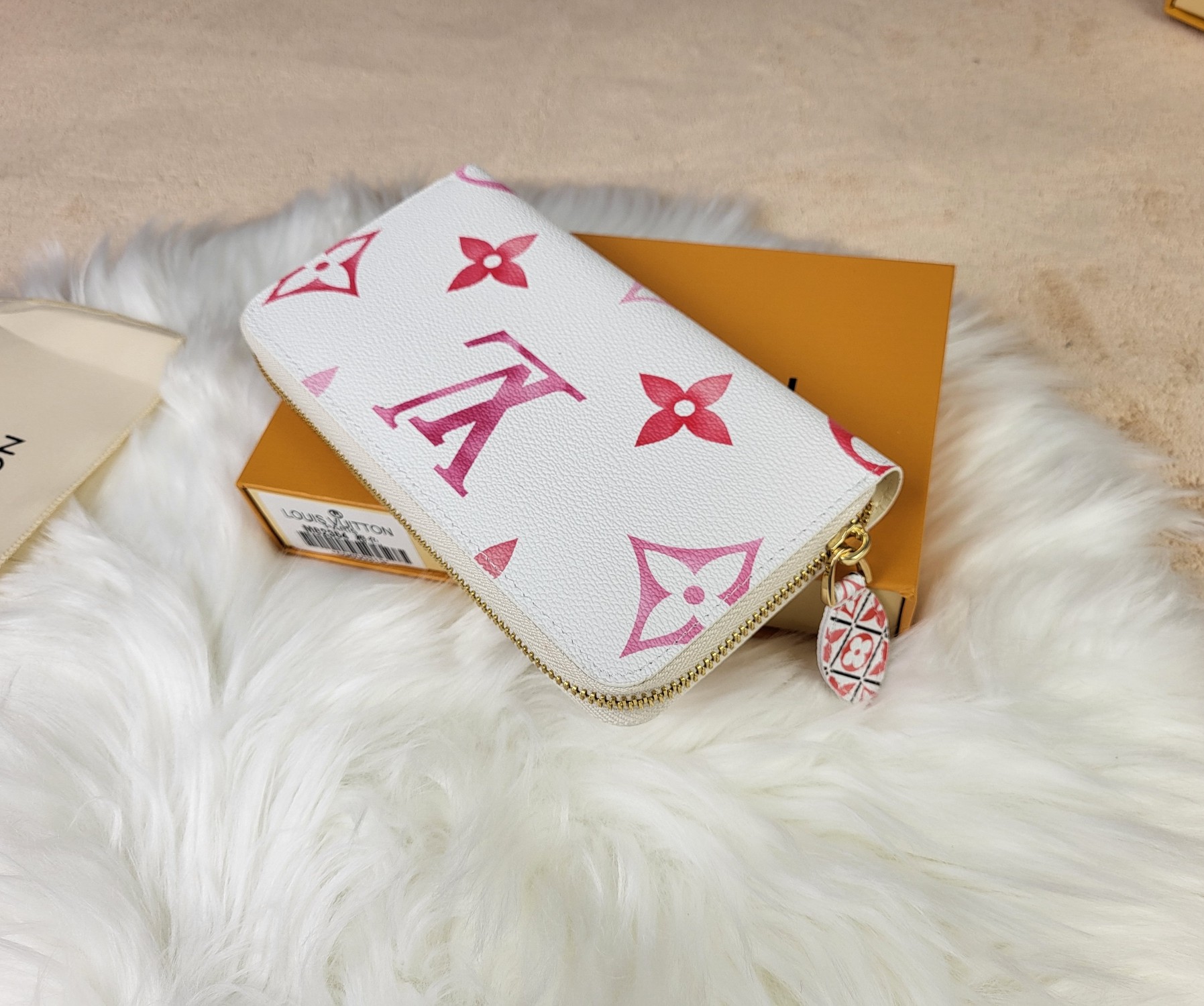 Classic leather long zipper wallet - card slots detail