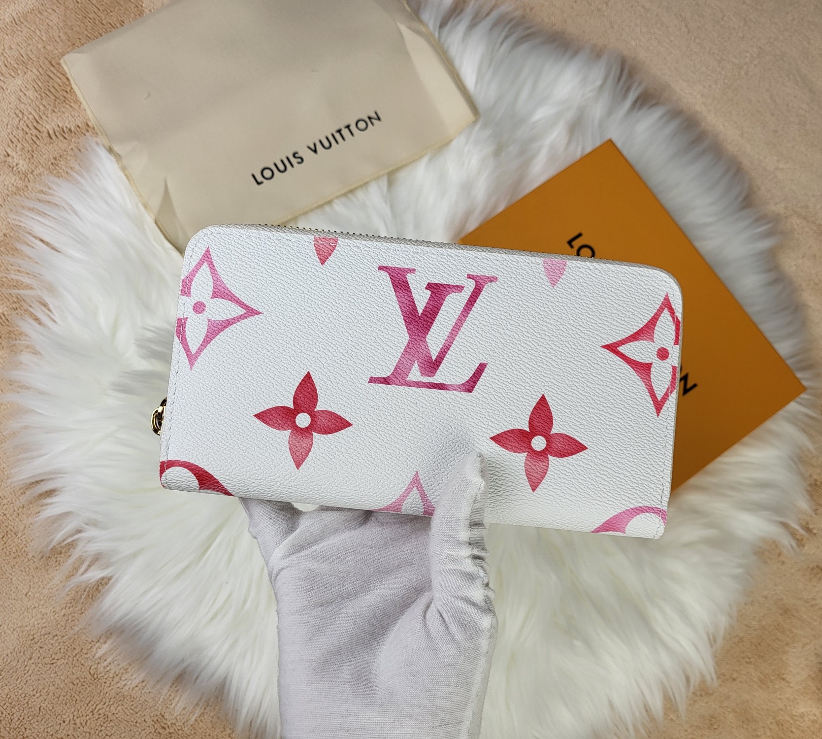 Classic leather long zipper wallet - zipper detail