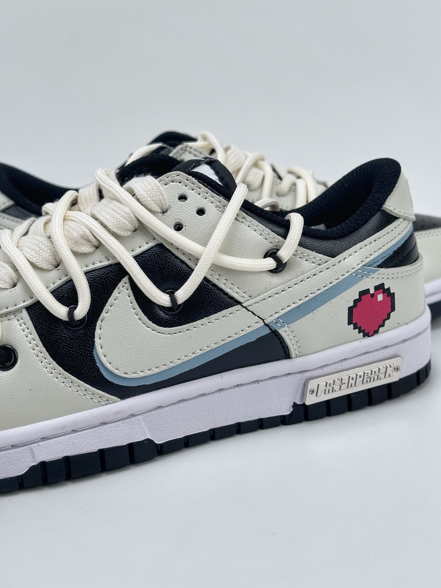 Nike SB Dunk Low 熊猫恶作剧 CW1590-100