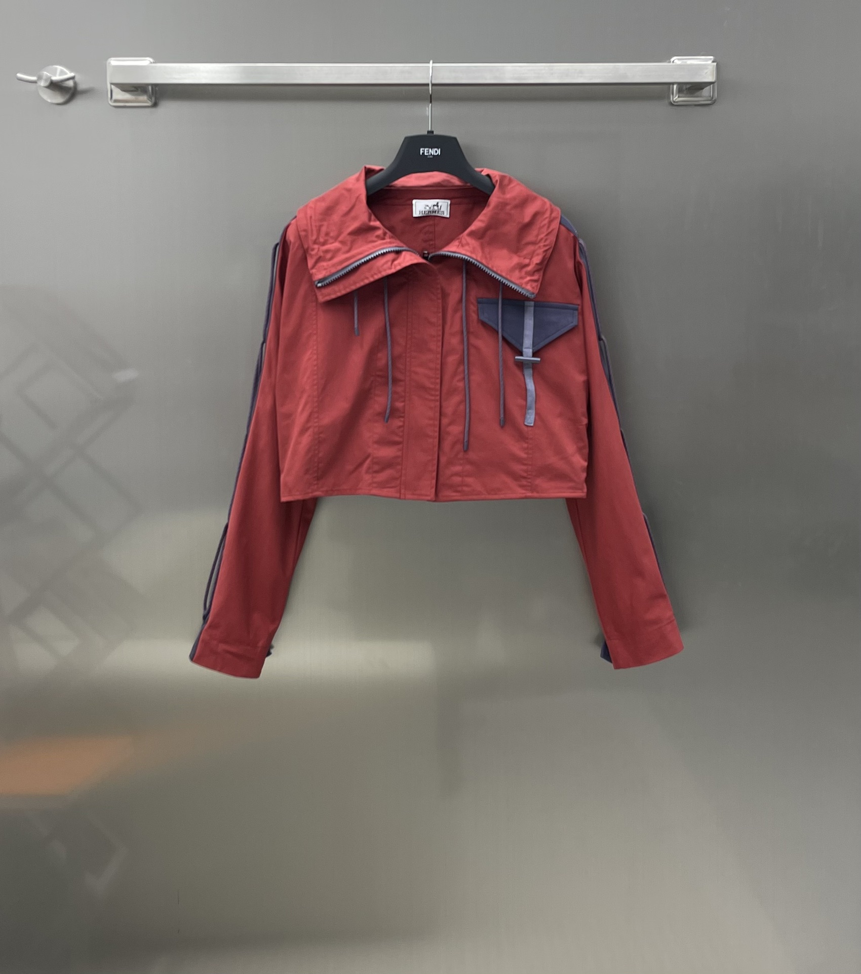 NO:696776,Herme* new products are on the shelves. Customized short jackets. Customized YB exclusive twill cotton material. Very iconic shoulder straps with rope embellishments and stylish tailoring with stand-up collars. The overall design is full of sense. It is not easy to go wrong with casual bottoms. It is suitable for daily outings and commuting. High-end simple style. Short slim jacket style. Fashionable and trendy upper body. High version 3 colors, hermes, jackets & coats,jackets & coats,19860909Herme*新品上架 定制短款夹克外套 定制YB专属斜纹棉材质 很有标志性肩伴绳索点缀加持立领时尚剪裁 整体设计感十足 随意搭配下装不易出错 日常出街 通勤都很合适 高级简约款 短款修身夹克版型 上身时髦潮流 高版本3色,,hermes,jackets & coats,jackets & coats,,Women's clothing