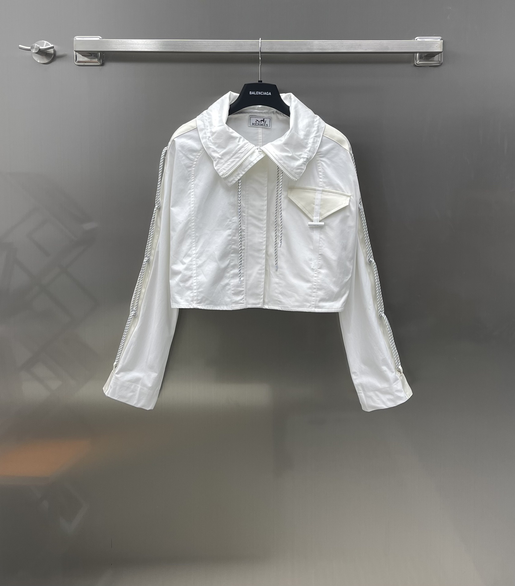 NO:696782,Herme* new products are on the shelves. Customized short jackets. Customized YB exclusive twill cotton material. Very iconic shoulder straps with rope embellishments and stylish tailoring with stand-up collars. The overall design is full of sense. It is not easy to go wrong with casual bottoms. It is suitable for daily outings and commuting. High-end simple style. Short slim jacket style. Fashionable and trendy upper body. High version 3 colors, hermes, jackets & coats,jackets & coats,19860909Herme*新品上架 定制短款夹克外套 定制YB专属斜纹棉材质 很有标志性肩伴绳索点缀加持立领时尚剪裁 整体设计感十足 随意搭配下装不易出错 日常出街 通勤都很合适 高级简约款 短款修身夹克版型 上身时髦潮流 高版本3色,,hermes,jackets & coats,jackets & coats,,Women's clothing