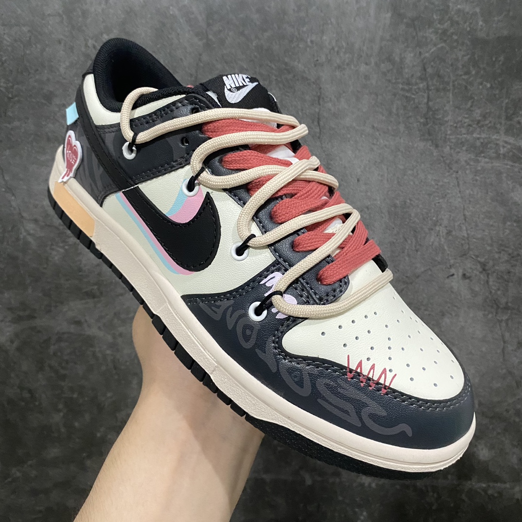 图片[3]-【K13原盒版】Nike Dunk Low 熊猫恶作剧-迷幻爱心熊猫做旧黑白粉n特殊定制大盒n全网唯一正确版本n原鞋开发 品质、细节 完美复刻n此款灵感来源于爱心反转，黑白配色为主。鞋身绘制双钩，做了双鞋带凸品鞋子的精致。鞋子整体黑白与鞋尾爱心的红色相互碰撞，整体更加和谐舒服。附赠特殊鞋盒、鞋带。 货号：CW1590-100nsize：35.5-46-莆田鞋批发中心