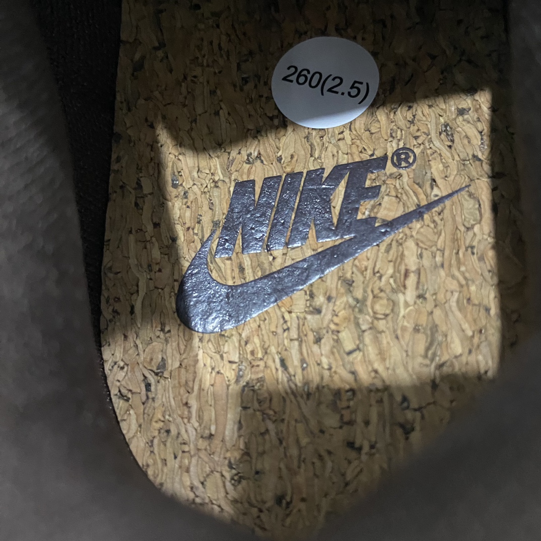 图片[5]-【M版纯原】CLOT x NIKE Dunk Low  SP CN Gcel“Cork”20周年 联名款 低帮 复古休闲 软木塞换勾板鞋 原鞋开发打造 细节无可挑剔n鞋型完美 清洁度无敌 所有细节均支持对比原版无差距n原厂软木屑面料 原鞋原楦头纸板开发原厂织唛标 全方位细节到位 货号: FN0317-121   尺码：40-47.5-莆田鞋批发中心