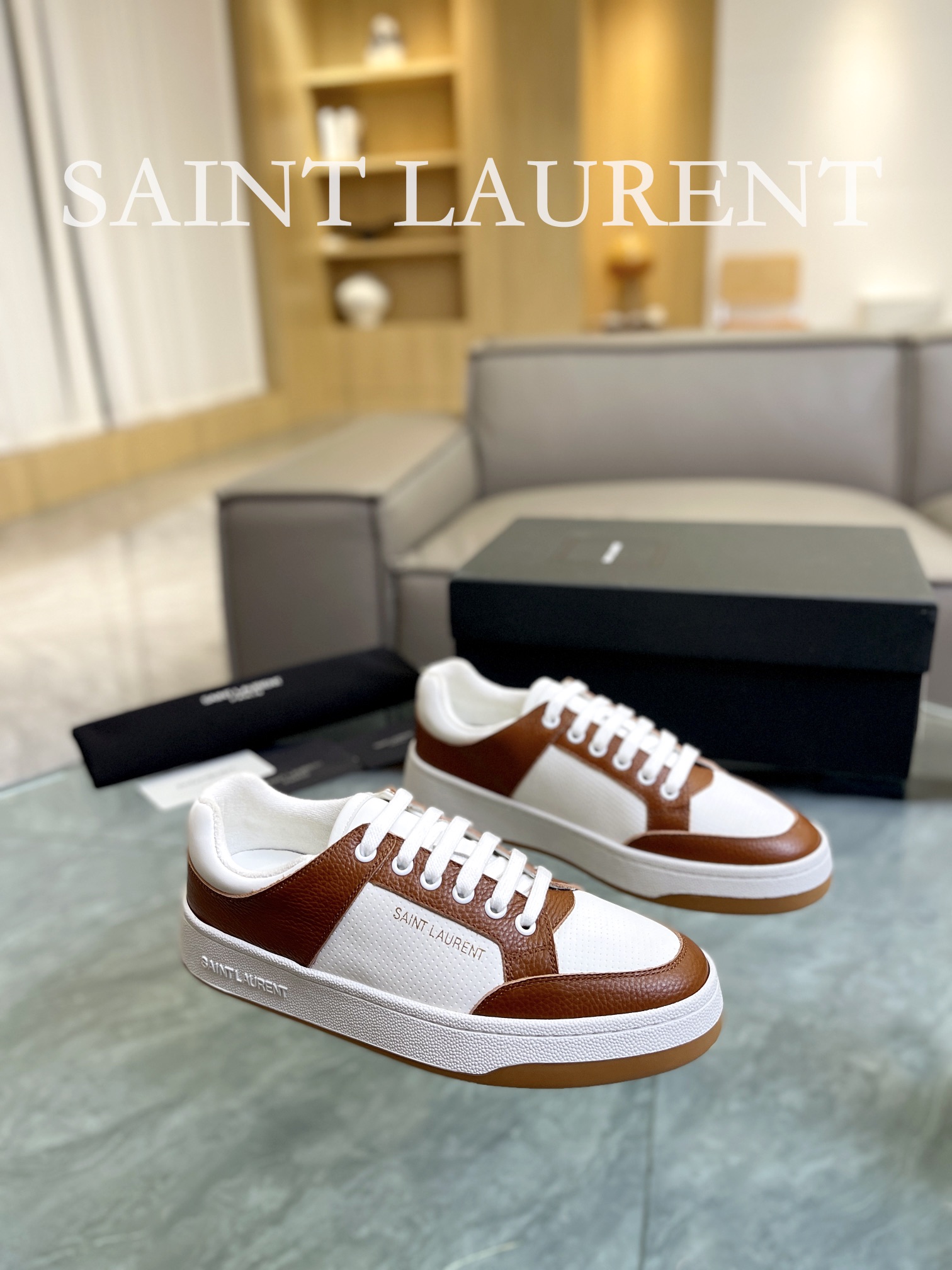 ????eldyde????情侣款????\n《独家开模版本》\n  SAINT LAURENT 圣罗兰 SL61春夏最新爆款休闲系列…\n 原版购入 一比一复刻 ，新鲜血液注入加休闲复古的设计，超好看百搭，鞋面采用牛皮冲孔拼接组合，侧面烫金标识性logo，无中底套楦做法、加记忆脚床鞋垫！脚感更加无比舒适轻便 、环保防滑橡胶双色大底、大底周圈车真线 更加增强了整双鞋子的舒适度 牢固度 完美用细节说话 ！\n脚超级柔软 ，轻便，舒适搭配卫衣，建议一手一双????\n✅面料:粒面丝绸牛皮➕烫金冲孔工