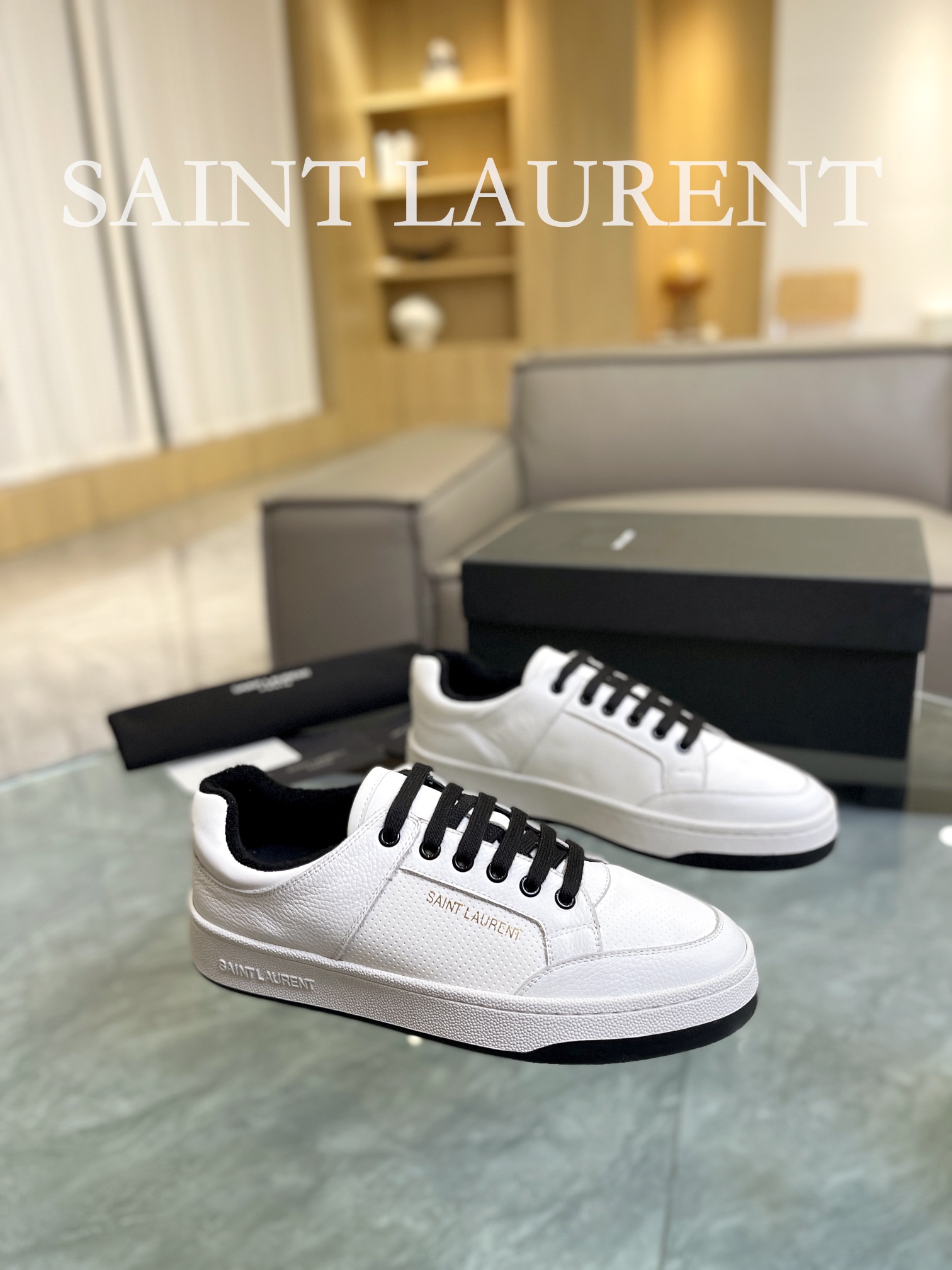 ????eldyde????情侣款????\n《独家开模版本》\n  SAINT LAURENT 圣罗兰 SL61春夏最新爆款休闲系列…\n 原版购入 一比一复刻 ，新鲜血液注入加休闲复古的设计，超好看百搭，鞋面采用牛皮冲孔拼接组合，侧面烫金标识性logo，无中底套楦做法、加记忆脚床鞋垫！脚感更加无比舒适轻便 、环保防滑橡胶双色大底、大底周圈车真线 更加增强了整双鞋子的舒适度 牢固度 完美用细节说话 ！\n脚超级柔软 ，轻便，舒适搭配卫衣，建议一手一双????\n✅面料:粒面丝绸牛皮➕烫金冲孔工