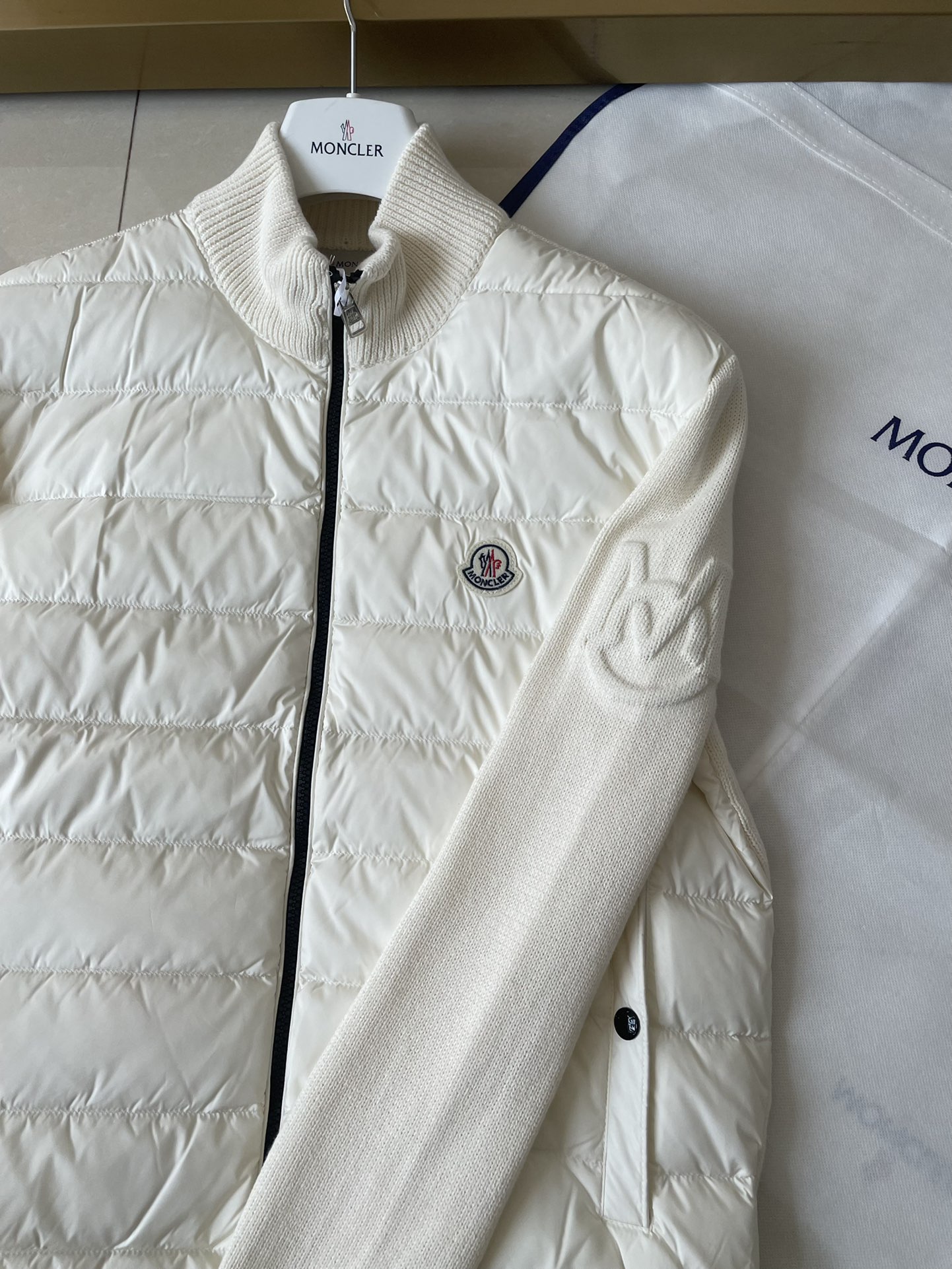 Top Moncler men's lightweight down jacket with wool blend, logo design. Colors: Black, White. Sizes: M-2XL.-Big cat
