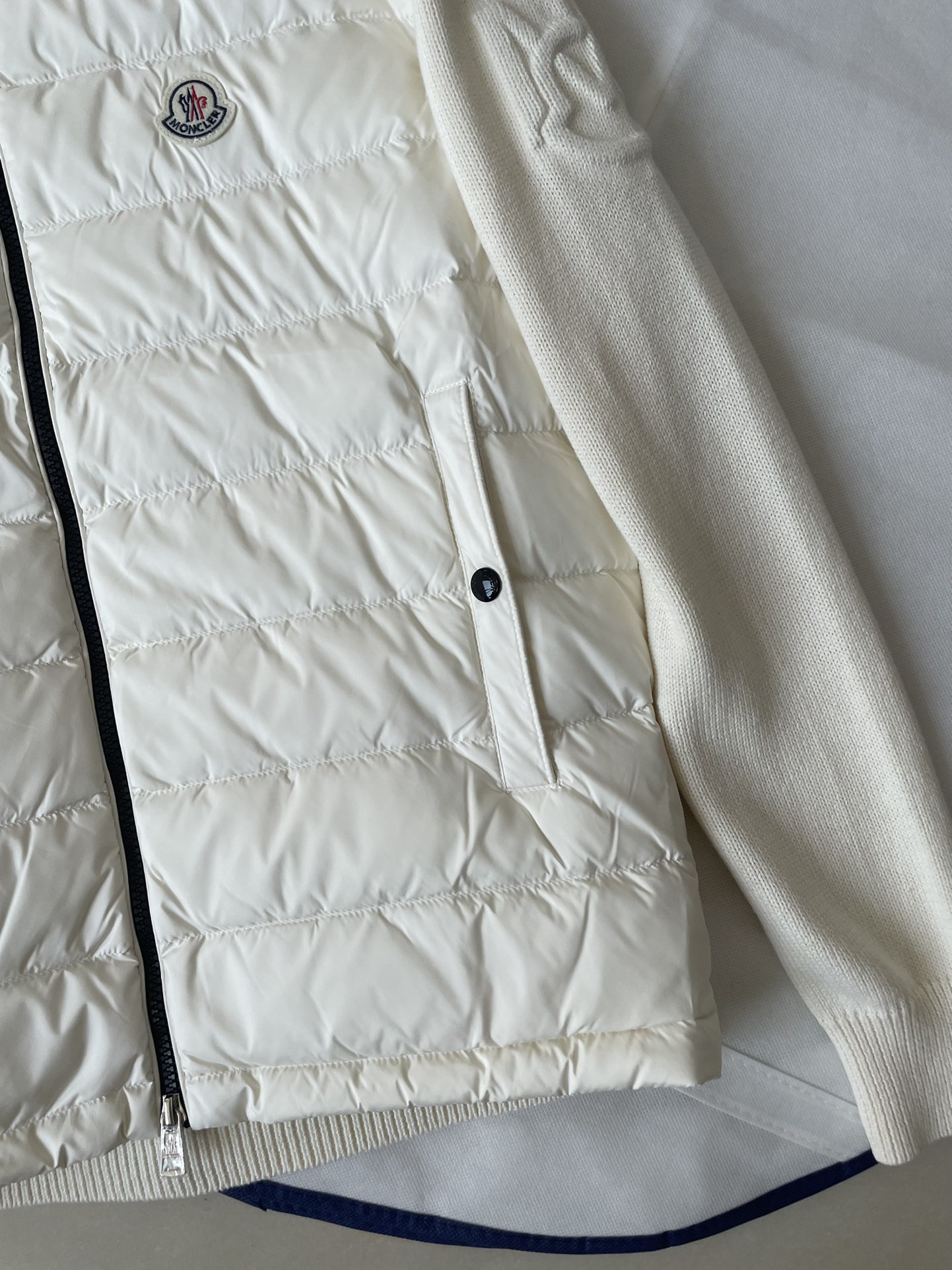 Top Moncler men's lightweight down jacket with wool blend, logo design. Colors: Black, White. Sizes: M-2XL.-Big cat