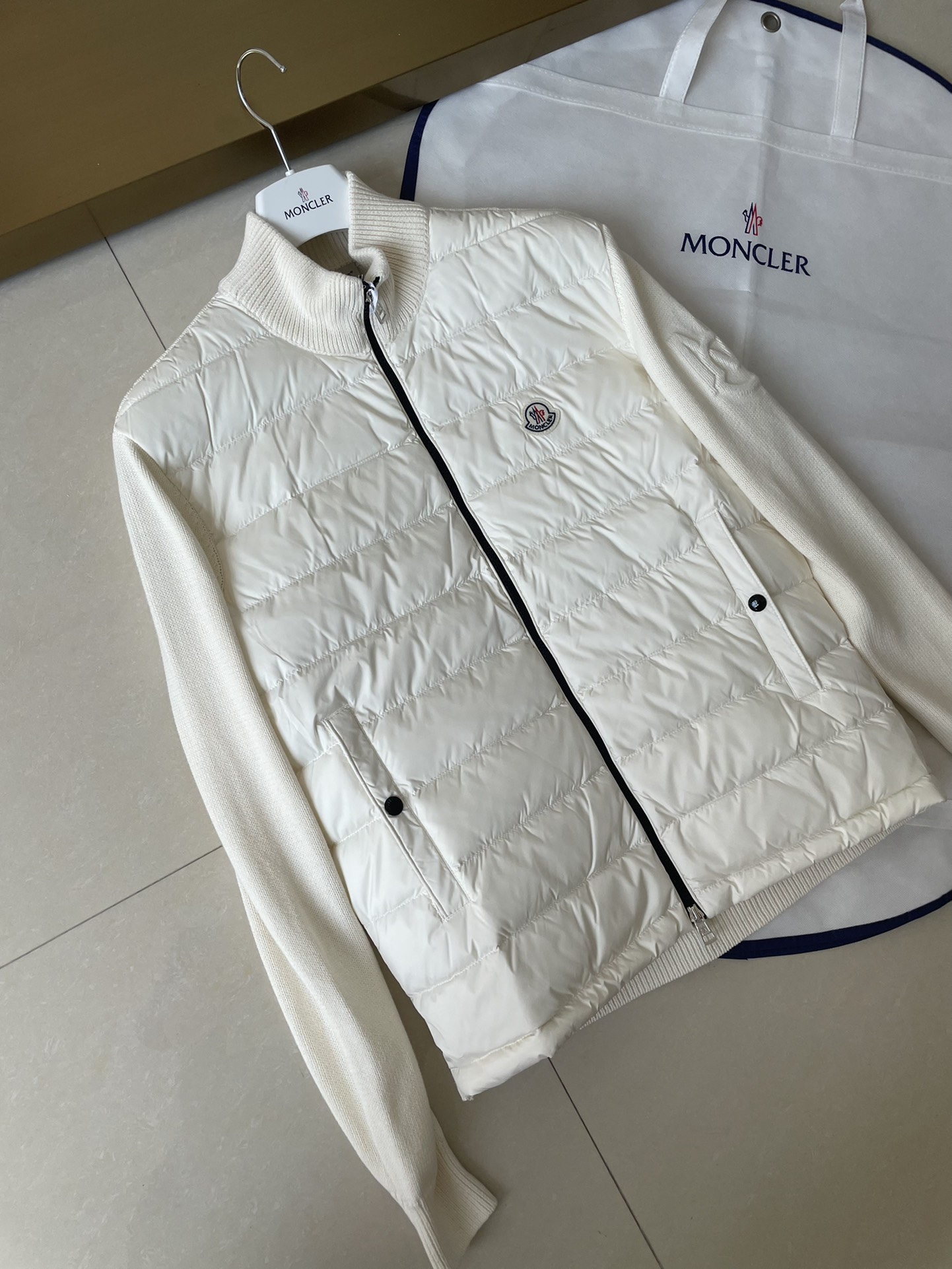Top Moncler men's lightweight down jacket with wool blend, logo design. Colors: Black, White. Sizes: M-2XL.-Big cat
