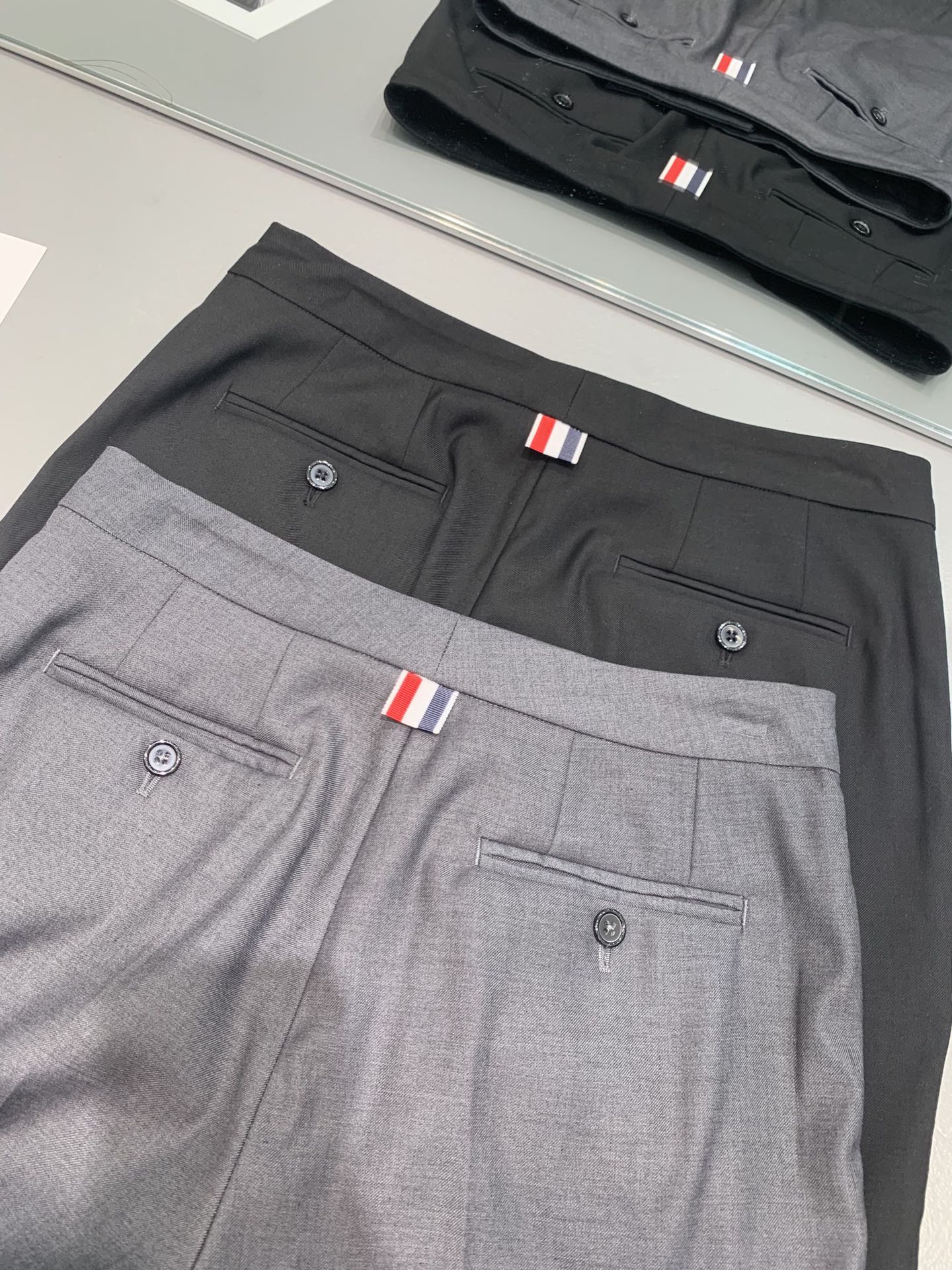 High-Quality Women’s Clothing: Thom Browne TB Three-Bar Shorts Review - 图片 9