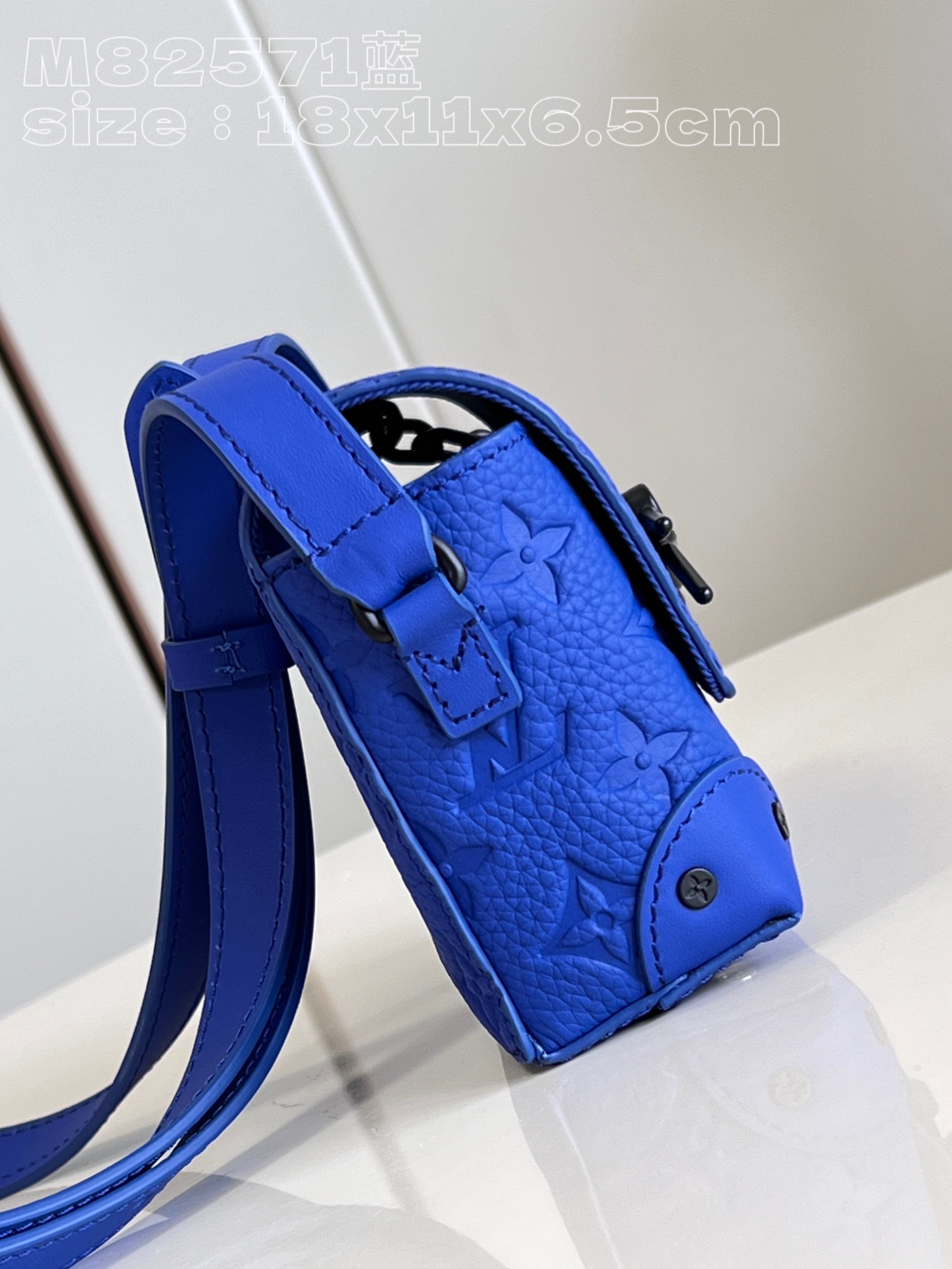 顶级原单M82571蓝/升级版本款Steamer迷你手袋的链条及饰针开合延续设计师VirgilAbloh