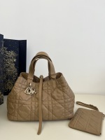 【Dior】 Brown caramel à milieu du nombre‼ ️ prendre des toujous pour voyager, le design du rhombus surdimensionné, avec les accessoires de lettres classiques, pleins de mode moderne, la structure du corps est très douce, le matériau en cuir du mollet est plein de matériau de haut niveau, le côté peut être plié, le La capacité peut être pliée, la capacité est capable, la capacité très agréable, mais également intimement équipée d'un sac intérieur pour un stockage facile de petits articles. Taille: 28,5 × 21,5 × 19cm 1 【Dior】 Brown caramel à milieu du nombre‼ ️ prendre des toujous pour voyager, le design du rhombus surdimensionné, avec les accessoires de lettres classiques, pleins de mode moderne, la structure du corps est très douce, le matériau en cuir du mollet est plein de matériau de haut niveau, le côté peut être plié, le La capacité peut être pliée, la capacité est capable, la capacité très agréable, mais également intimement équipée d’un sac intérieur pour un stockage facile de petits articles. Taille: 28,5 × 21,5 × 19cm