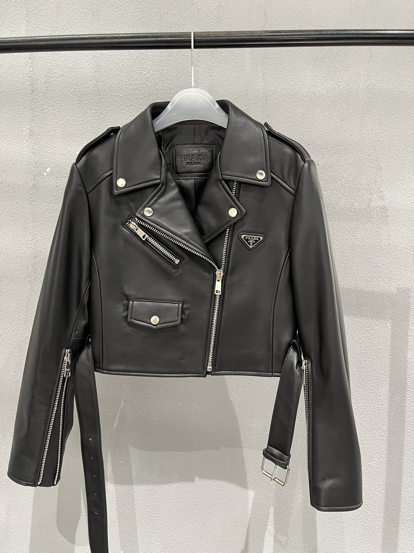 NO:723097,, Prada simple motorcycle jacket, super versatile and good-looking, we only make high-quality leather!  The bulk items at the back are all Prada fabrics, Prada-clothing, prada, jackets & coats,19860909,普拉达简约机车夹克,超级百搭好看,我们只做优质好皮！后面大货都是普拉达里布,普拉达-服装,prada,jackets & coats,,Women's clothing