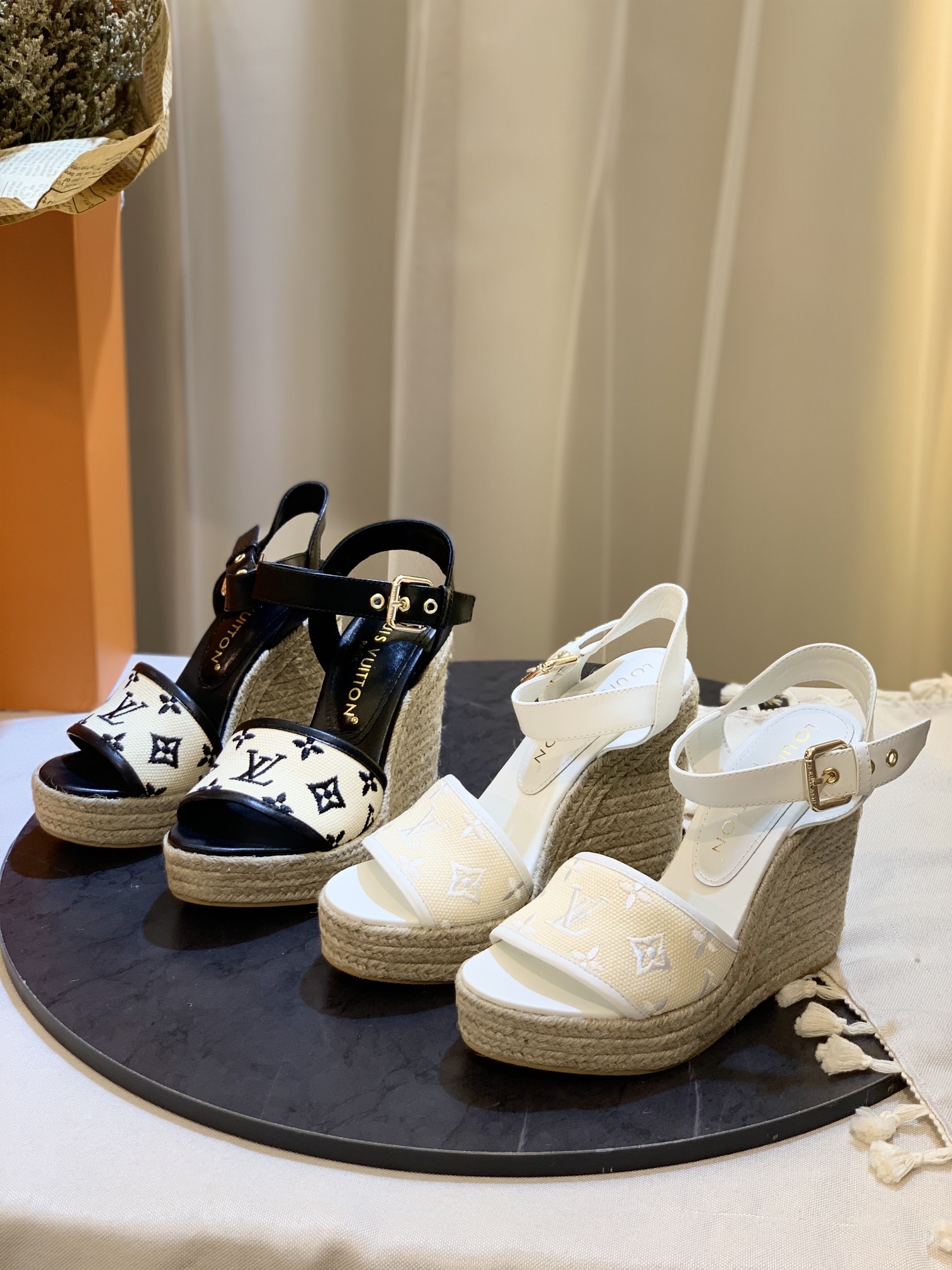 NO:173685,[Love] Lujia latest model, wedge heel height 11cm, purchasing grade———a very popular lv new style and new color system, electric embroidery craftsmanship, exquisite, fine————Original unwrapped 1/1 copy ★Upstick super small foot, very comfortable, slim and white, original electric embroidery, retro beauty, ★Inner sheepskin ★Original outsole ★Original mold opening, outsole, anti-slip ★Size 35-41