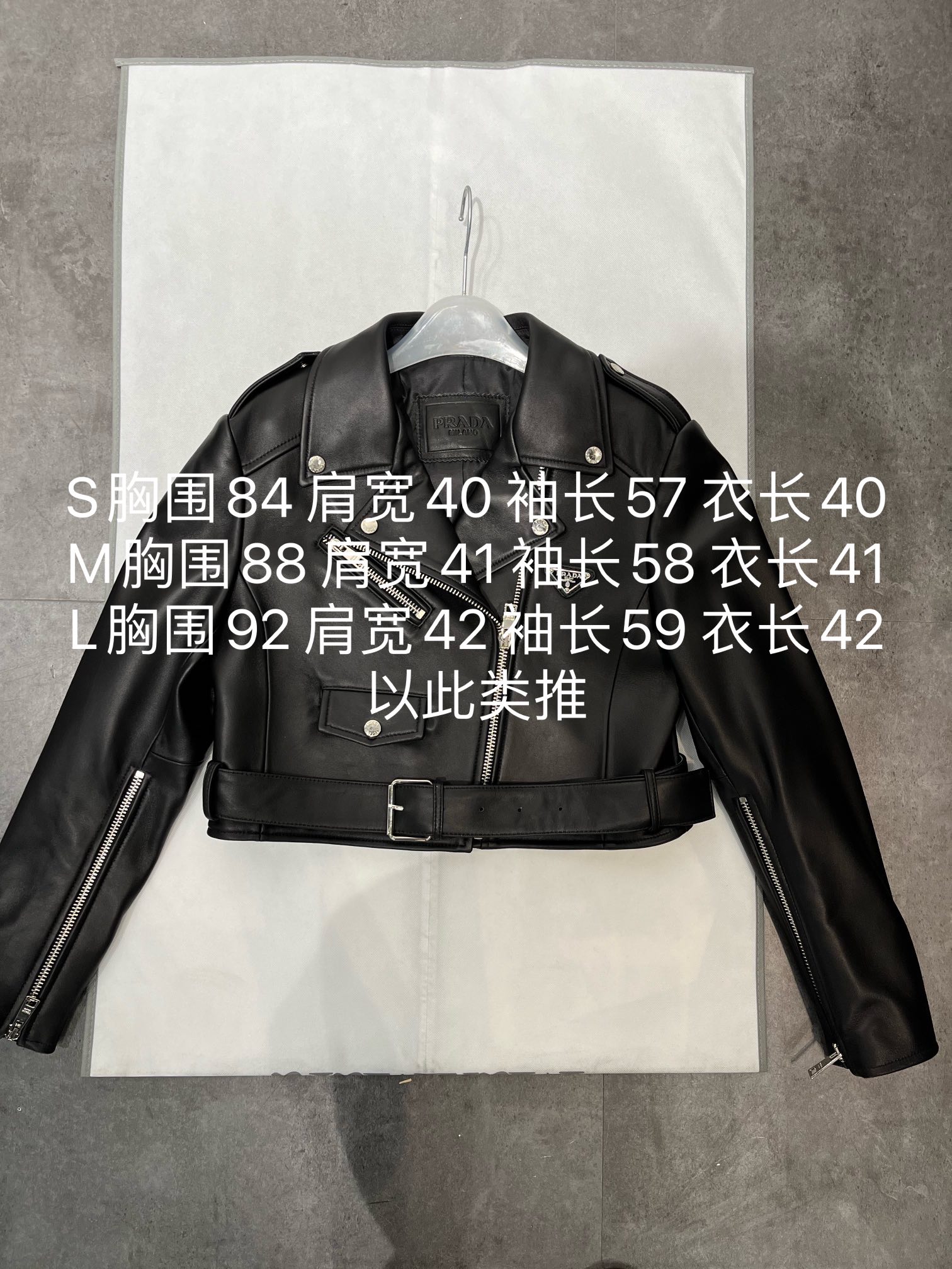 NO:723104,Size S-XXL, 1:1 quality at the counter, complete accessories, super good leather!  ,Prada-clothing,prada,19860909尺寸S- Xxl码,专柜1:1质量,辅料齐全,皮质超好！,普拉达-服装,prada,,Women's clothing