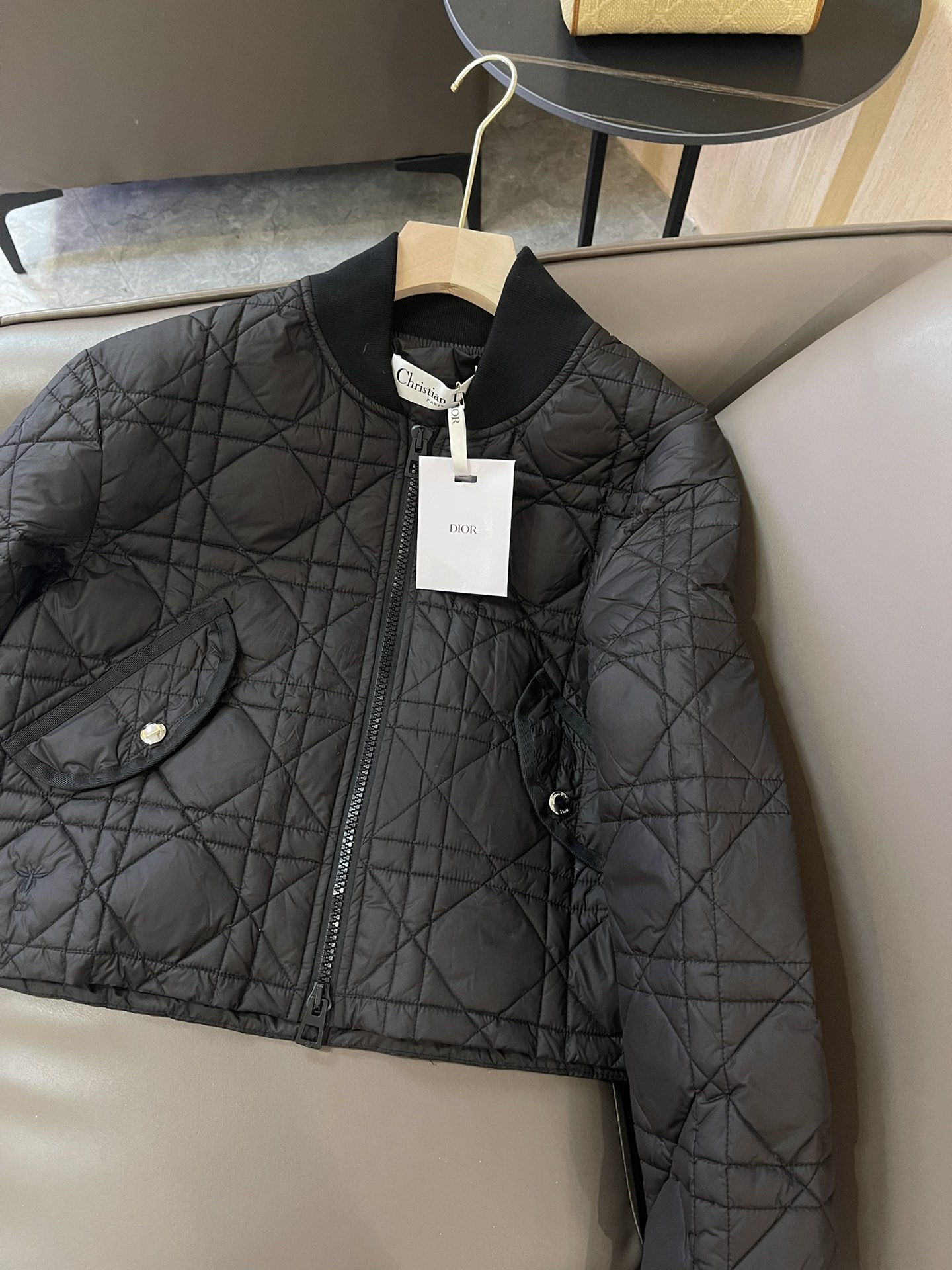 T9909#羽绒服特价‼️L 
Dior 车菱形格 绣花小蜜蜂 90%羽绒 短款羽绒服黑色L