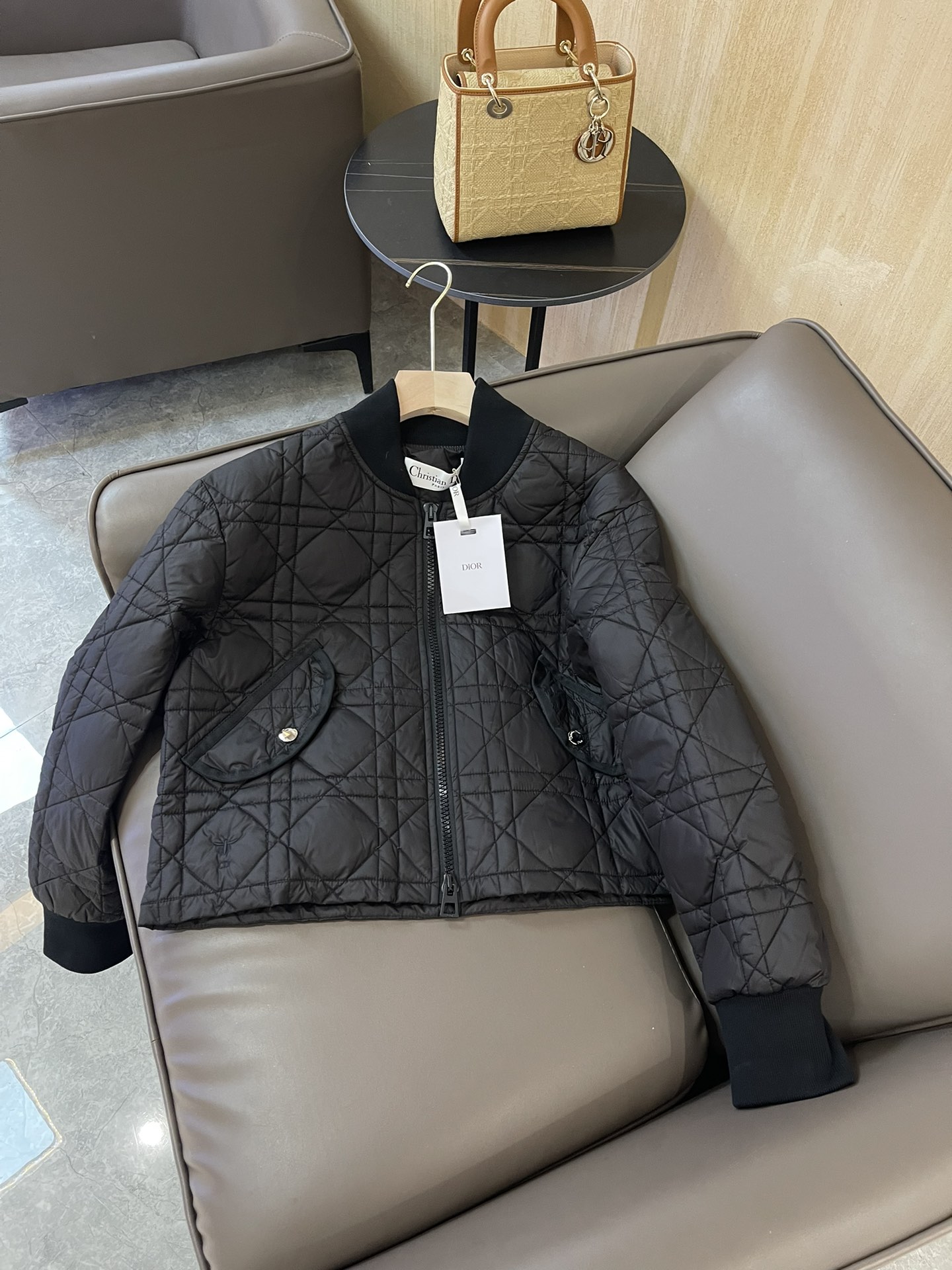 T9909#羽绒服特价‼️L 
Dior 车菱形格 绣花小蜜蜂 90%羽绒 短款羽绒服黑色L