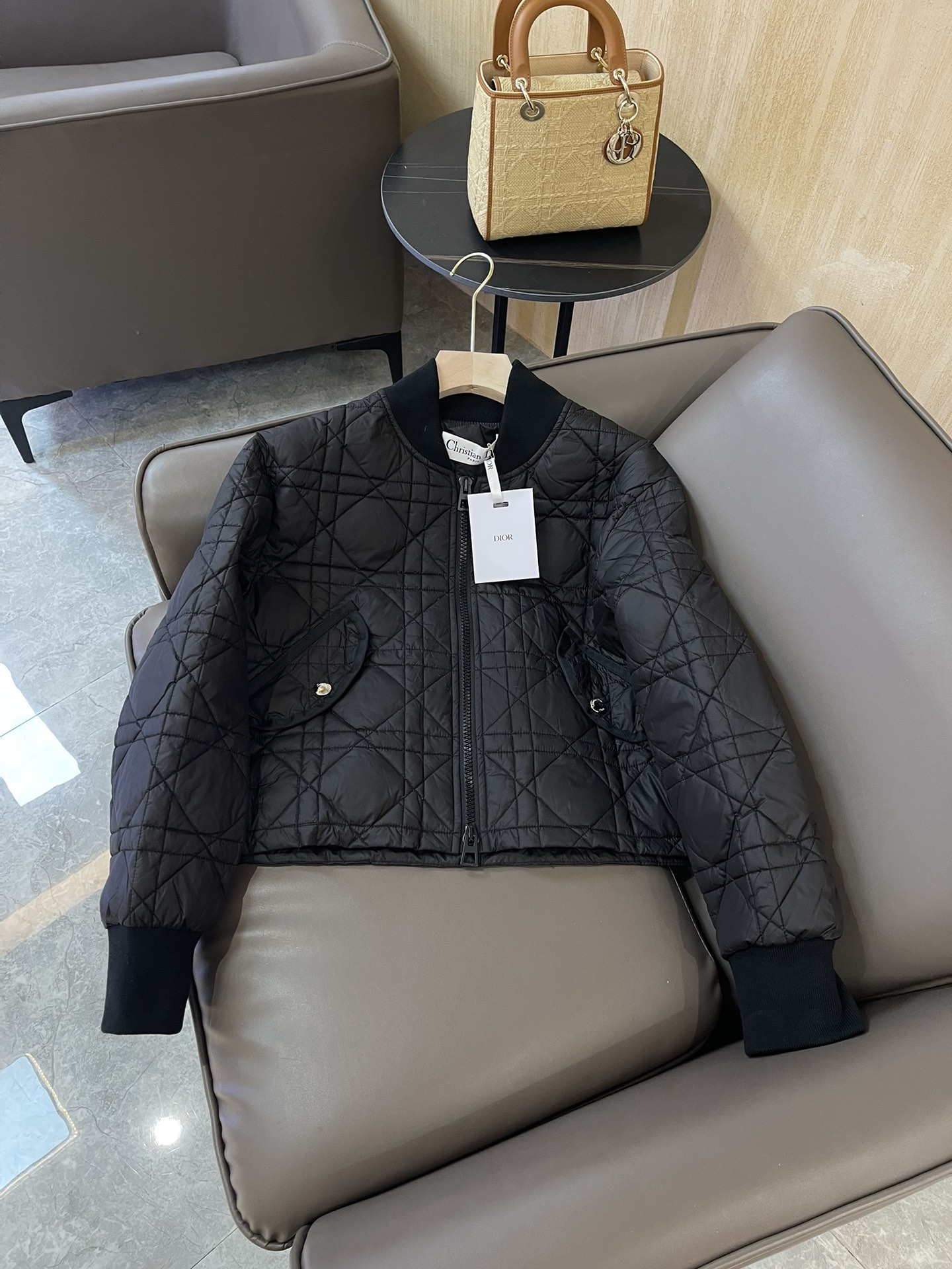 T9909#羽绒服特价‼️L 
Dior 车菱形格 绣花小蜜蜂 90%羽绒 短款羽绒服黑色L