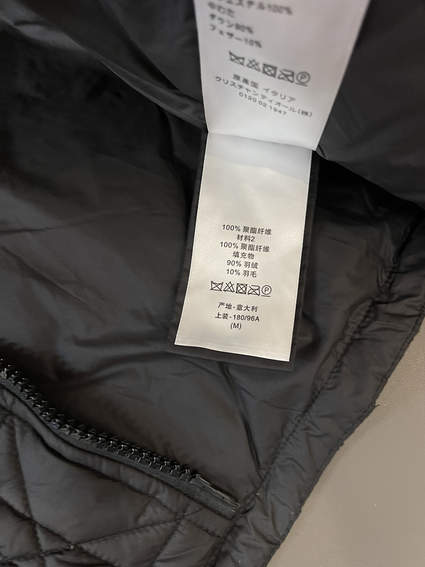 T9909#羽绒服特价‼️L 
Dior 车菱形格 绣花小蜜蜂 90%羽绒 短款羽绒服黑色L