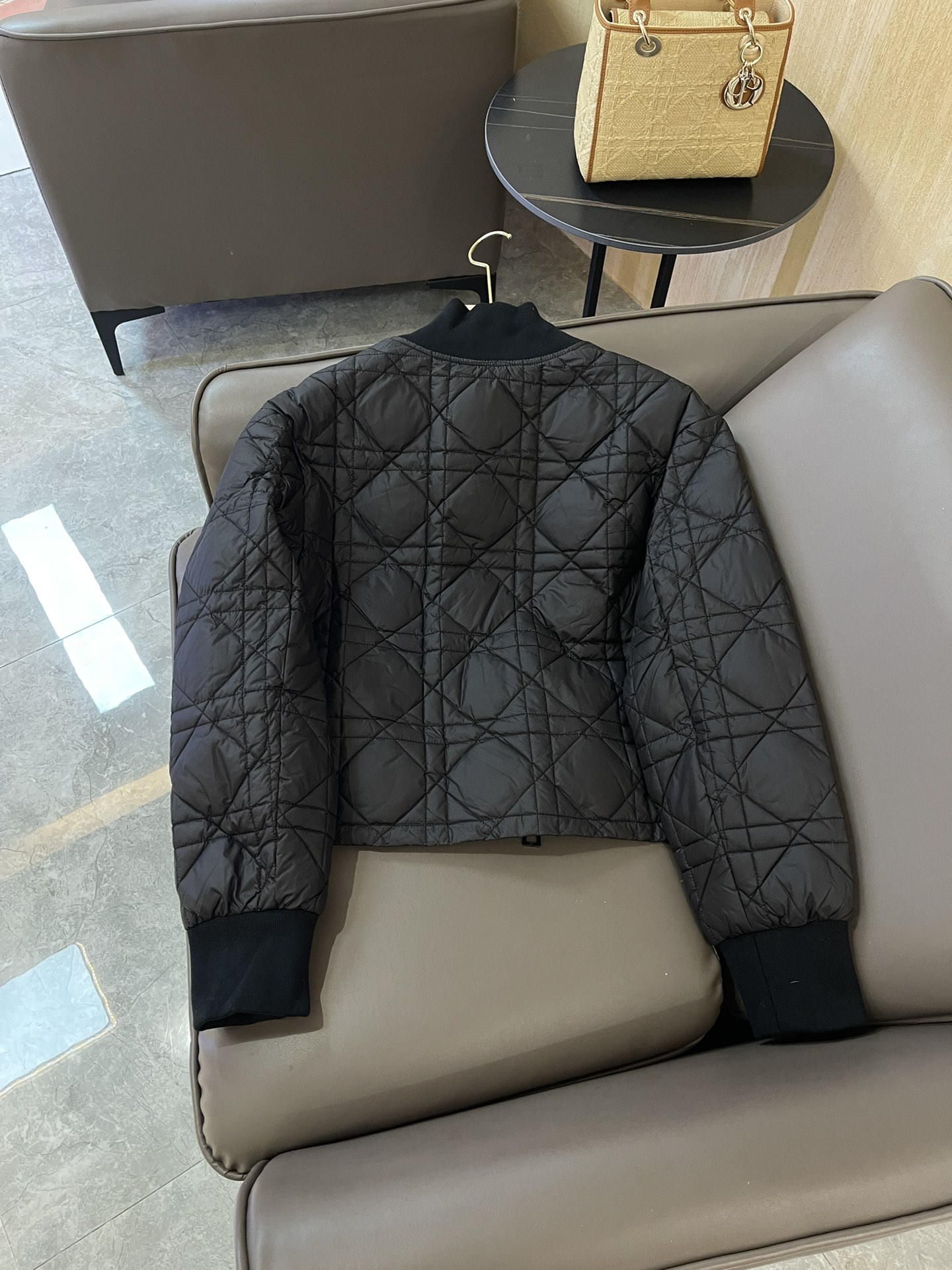 T9909#羽绒服特价‼️L 
Dior 车菱形格 绣花小蜜蜂 90%羽绒 短款羽绒服黑色L