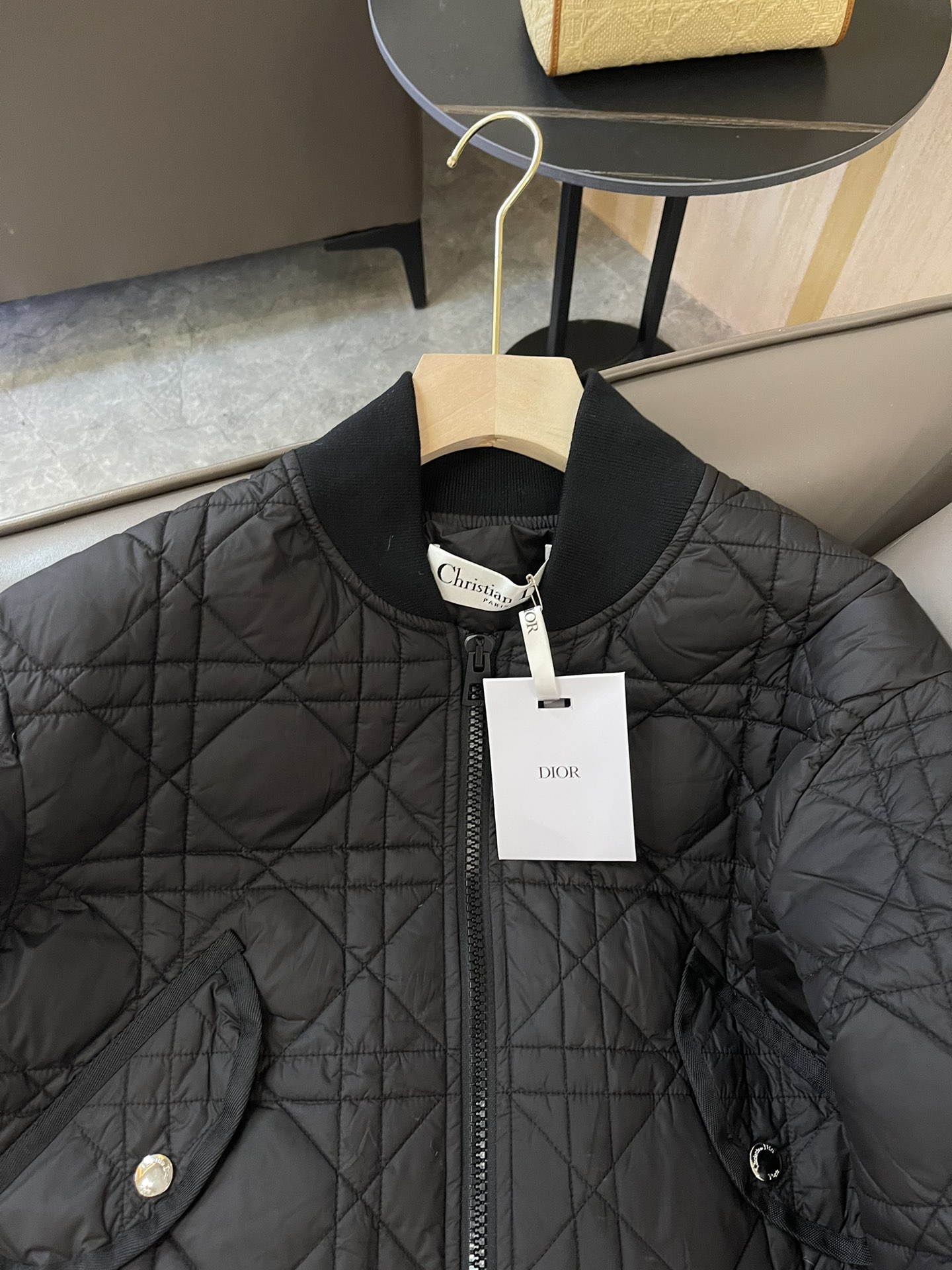 T9909#羽绒服特价‼️L 
Dior 车菱形格 绣花小蜜蜂 90%羽绒 短款羽绒服黑色L