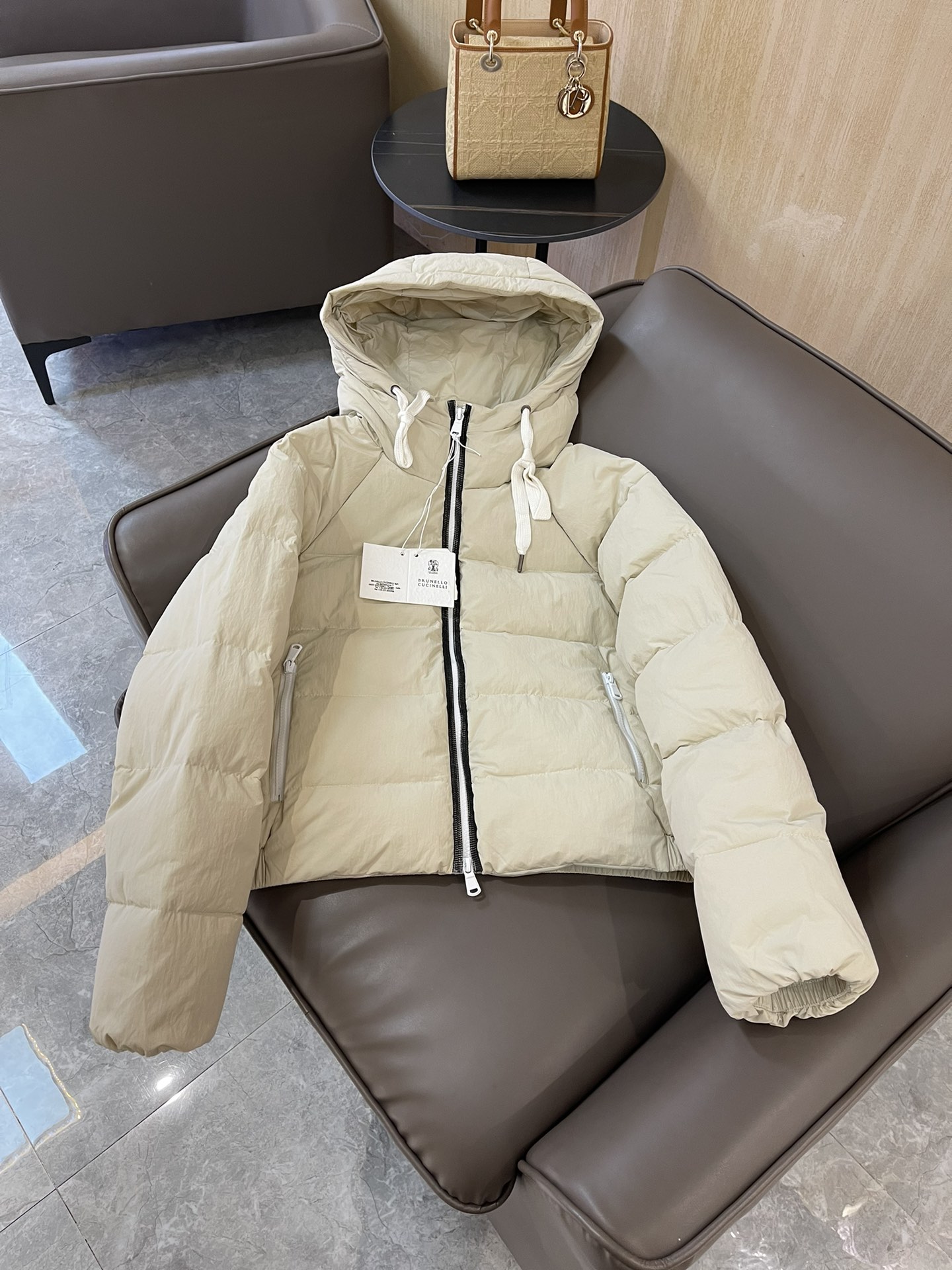 T9918#羽绒服特价‼️SM
BC 链条⛓️拼接 装饰 带帽 90%白鹅绒 羽绒服 淡绿色 卡其色 S