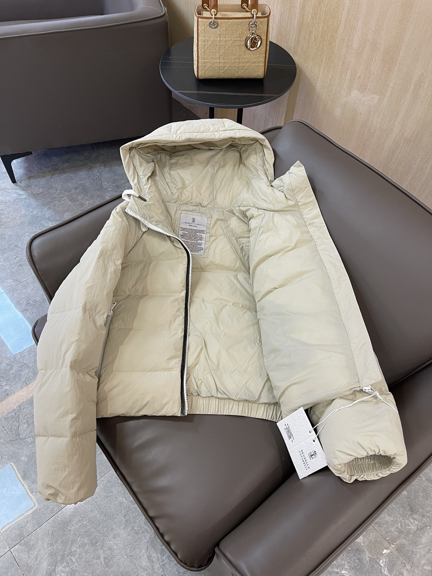 T9918#羽绒服特价‼️SM
BC 链条⛓️拼接 装饰 带帽 90%白鹅绒 羽绒服 淡绿色 卡其色 S