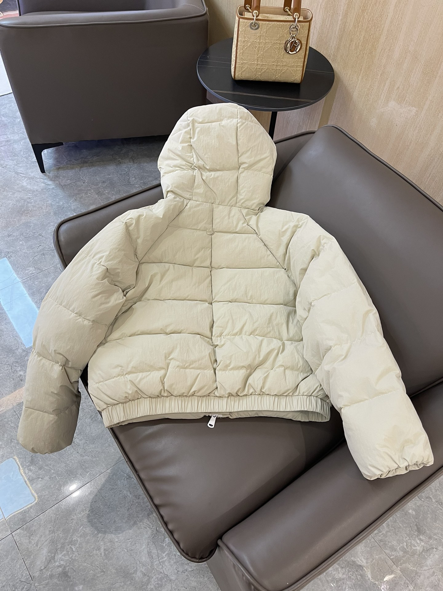 T9918#羽绒服特价‼️SM
BC 链条⛓️拼接 装饰 带帽 90%白鹅绒 羽绒服 淡绿色 卡其色 S