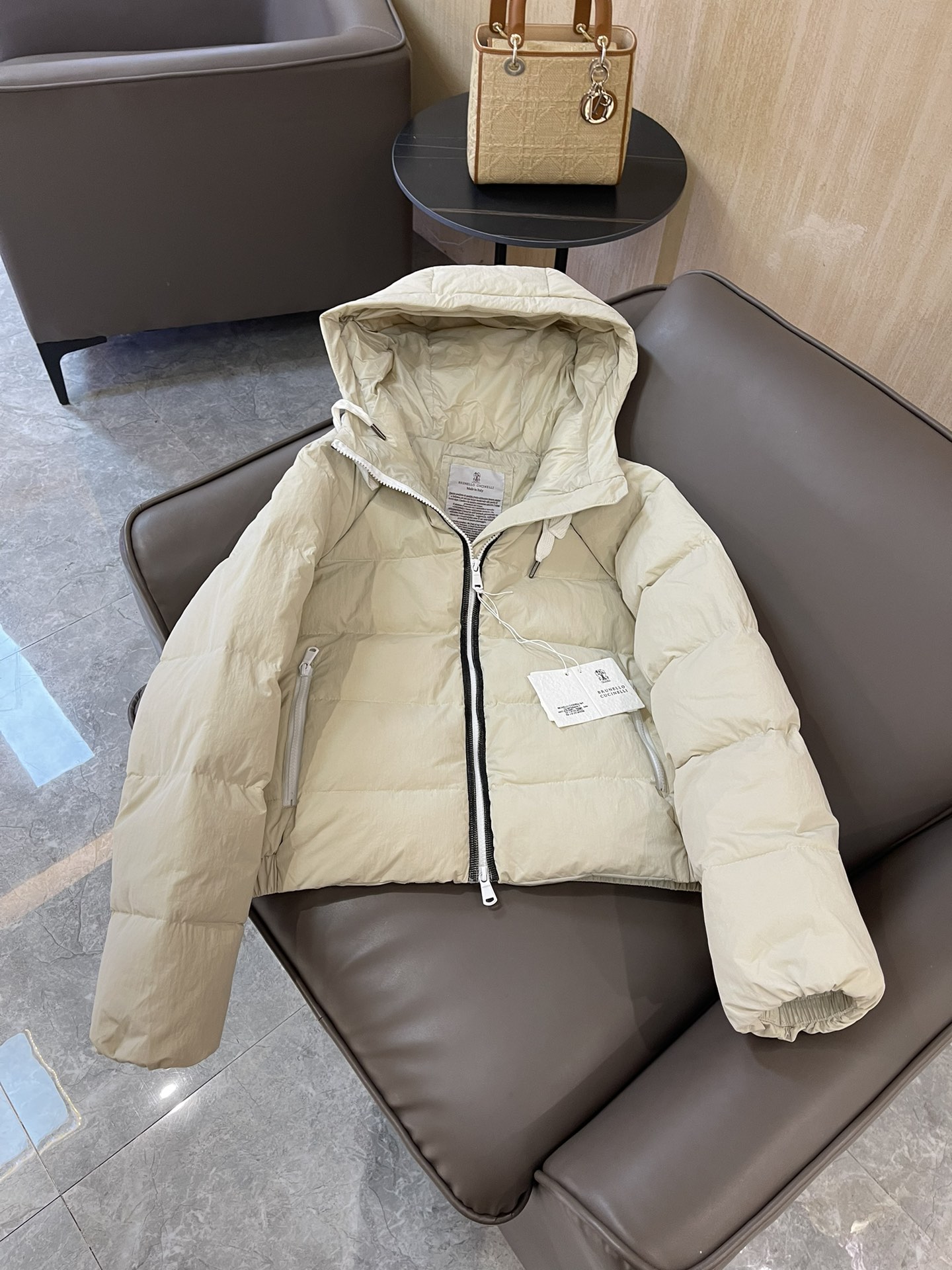 T9918#羽绒服特价‼️SM
BC 链条⛓️拼接 装饰 带帽 90%白鹅绒 羽绒服 淡绿色 卡其色 S