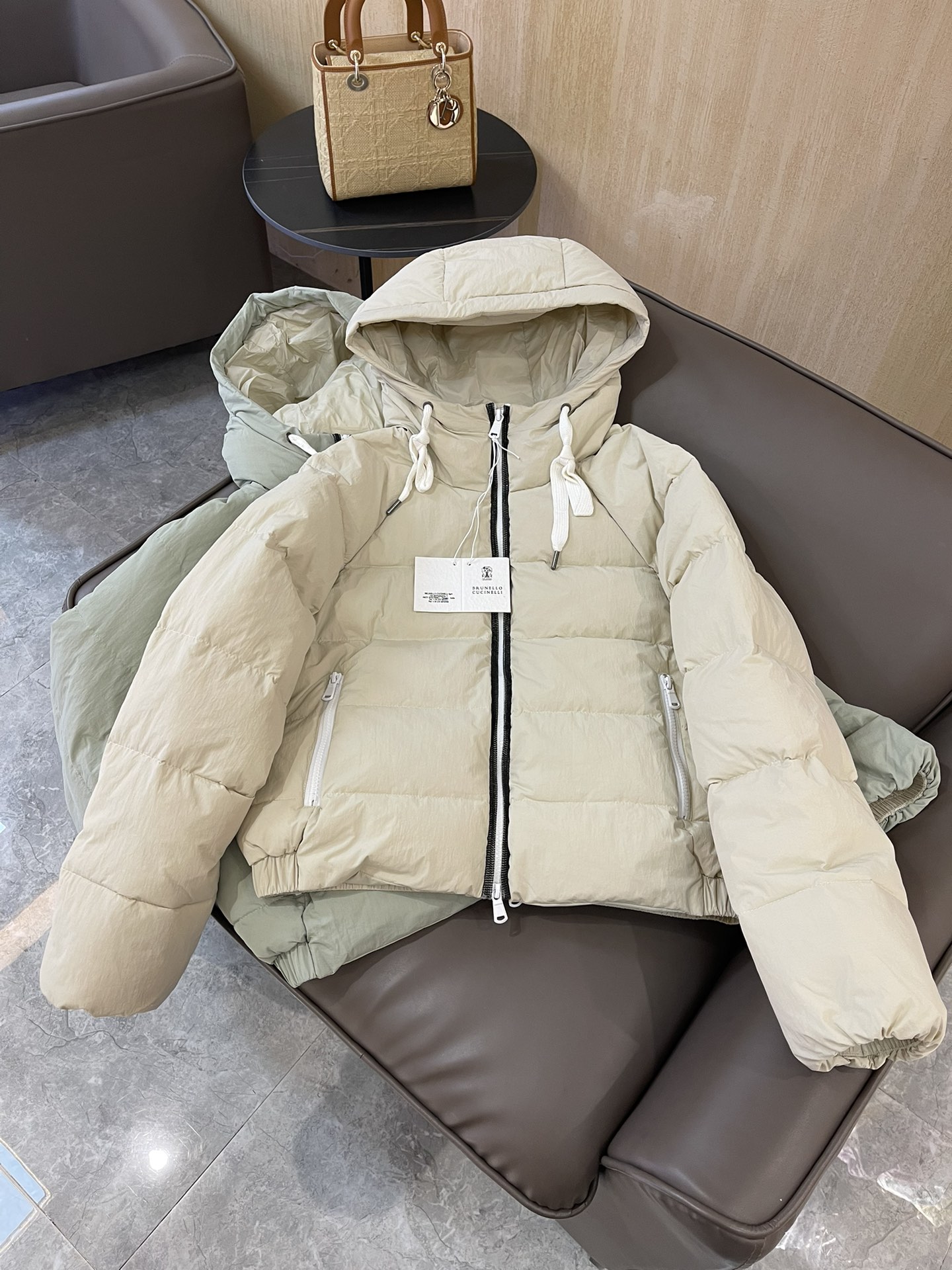 T9918#羽绒服特价‼️SM
BC 链条⛓️拼接 装饰 带帽 90%白鹅绒 羽绒服 淡绿色 卡其色 S