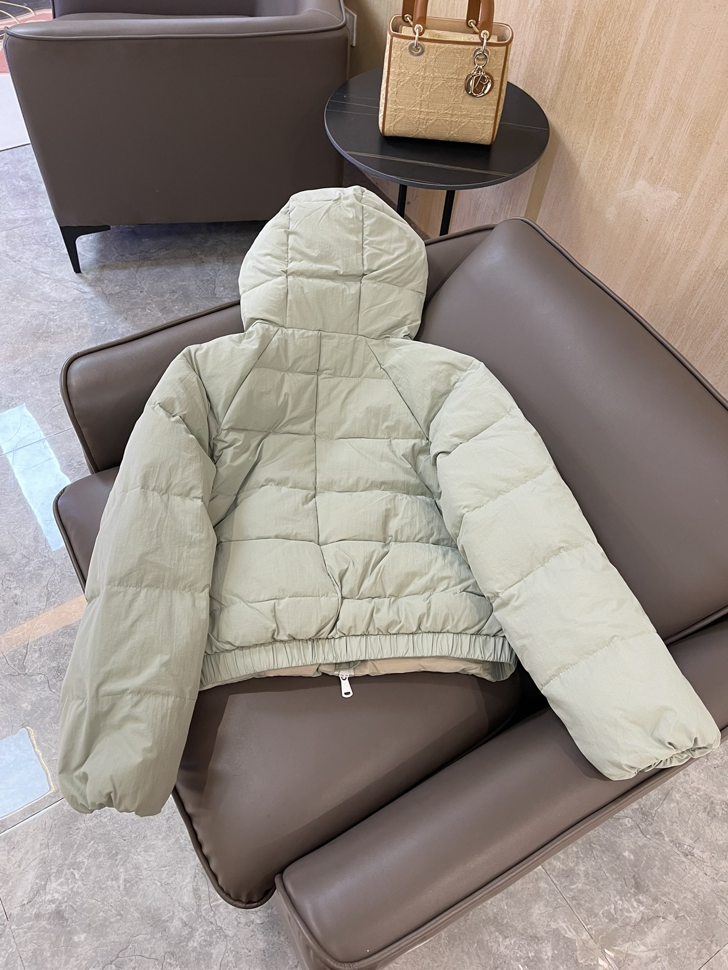 T9918#特价‼️SM
BC 链条⛓️拼接 装饰 带帽 90%白鹅绒 羽绒服 淡绿色 卡其色 SM