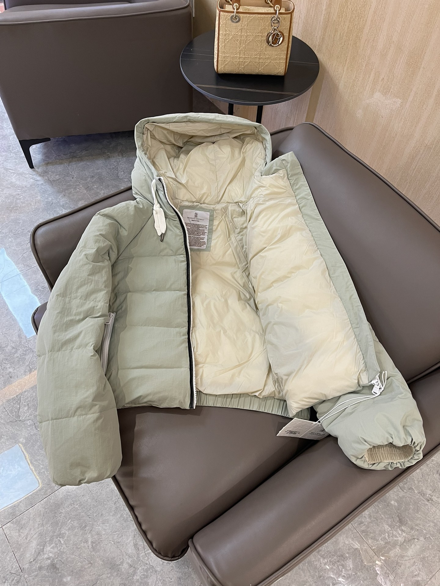 T9918#特价‼️SM
BC 链条⛓️拼接 装饰 带帽 90%白鹅绒 羽绒服 淡绿色 卡其色 SM