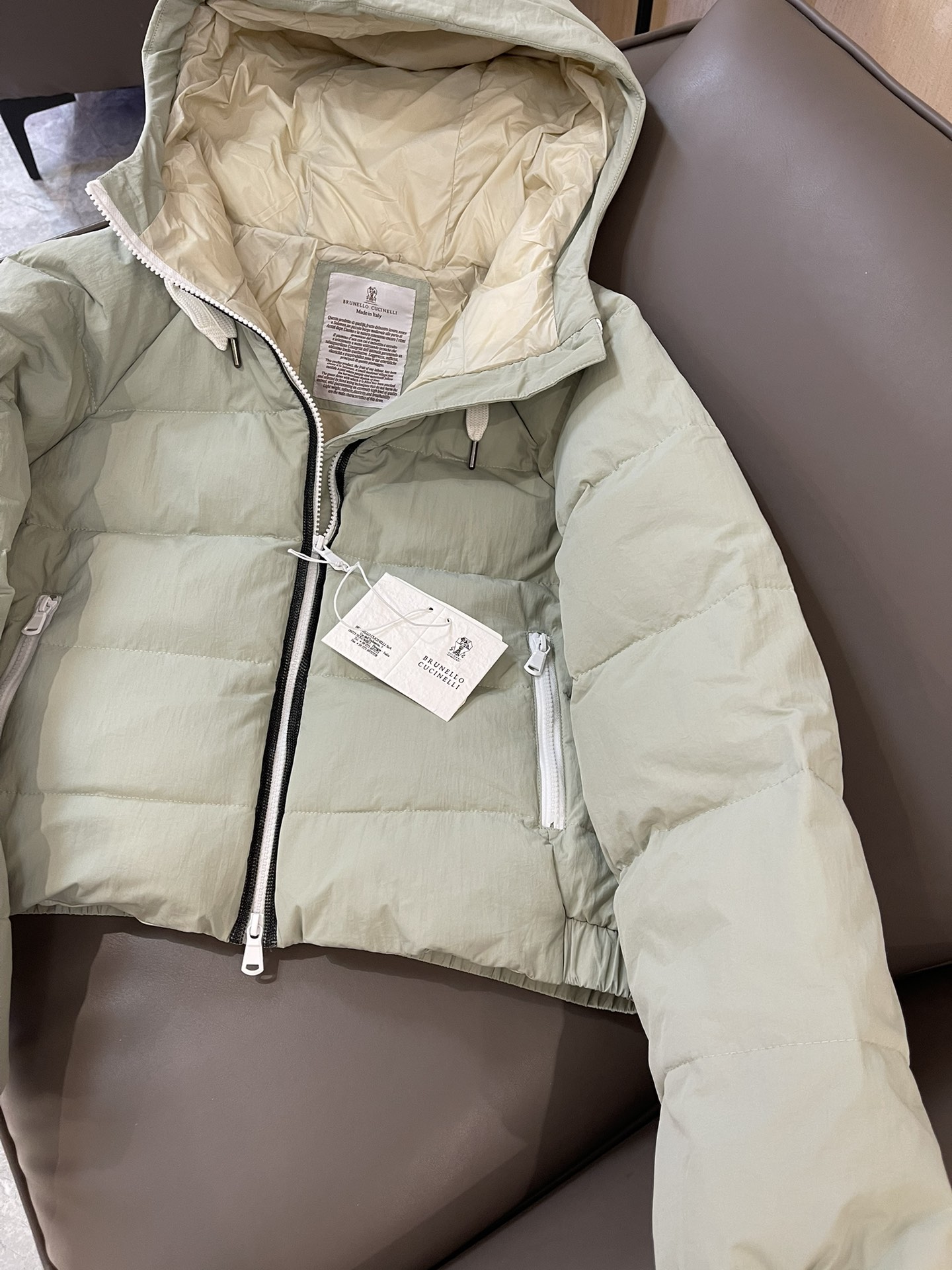 T9918#特价‼️SM
BC 链条⛓️拼接 装饰 带帽 90%白鹅绒 羽绒服 淡绿色 卡其色 SM