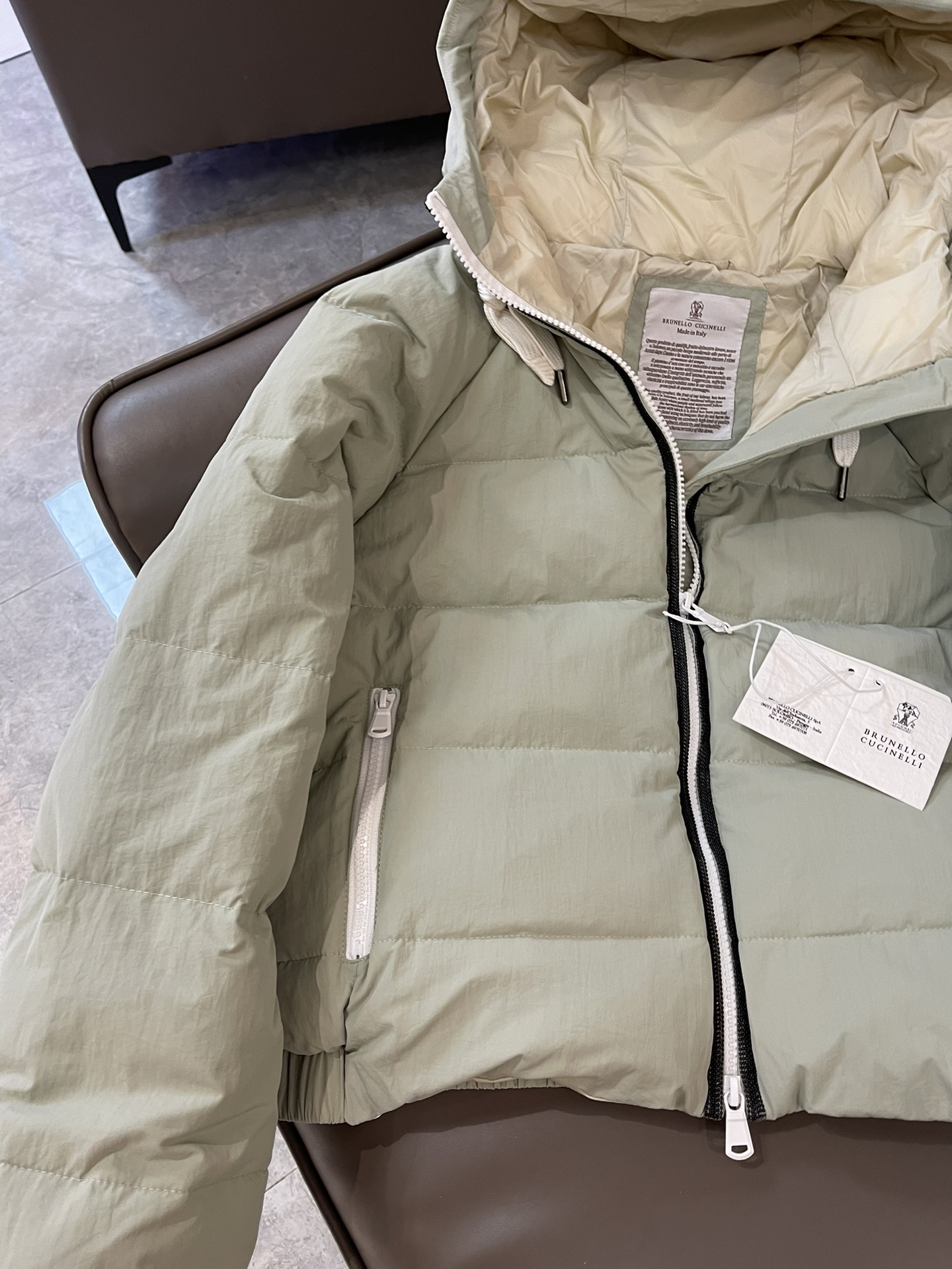 T9918#特价‼️SM
BC 链条⛓️拼接 装饰 带帽 90%白鹅绒 羽绒服 淡绿色 卡其色 SM