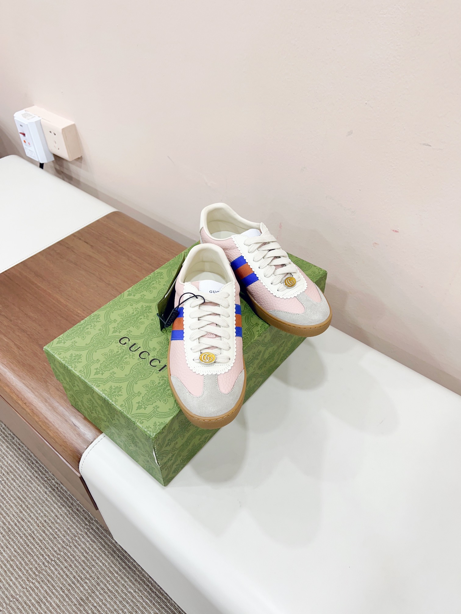 NO:174214,Certified GUCC* classic casual sports flat shoes, double G-print lace-up women's shoes, all kinds of new models are available in simultaneously. Real materials and details are really beautiful to see, the heart is full of retro feel~ Just wear it can be very high-end~ It is very light to wear it~ The most important thing is not to be tired ~ Daily travel!  Wear whatever you like in any occasion~ Super durable and textured~ Commuting and shopping is very 0k: Women 35-40 Men 39-44 (Female size 40 customized without return and exchange) Extreme cost-effectiveness, no bargaining., Casual shoes/sports shoes, gucci, flats, sneakers19860909已认证 GUCC*经典款休闲运动平底鞋双G纹系带女鞋 同步新款应有尽有,真材实料细节控看过来计真的是美到心坎复古感满满~随便穿搭就可以很高级~上脚非常轻便~最重要不累脚 ~日常出行！不挑任何场合喜欢怎么穿就怎么穿~超级耐看有质感~通勤逛街都非常0k : 女35-40 男39-44（女码40定制不退换） 极致性价比,不议价.,休闲鞋/运动鞋,gucci,flats,sneakers,Women's Shoes