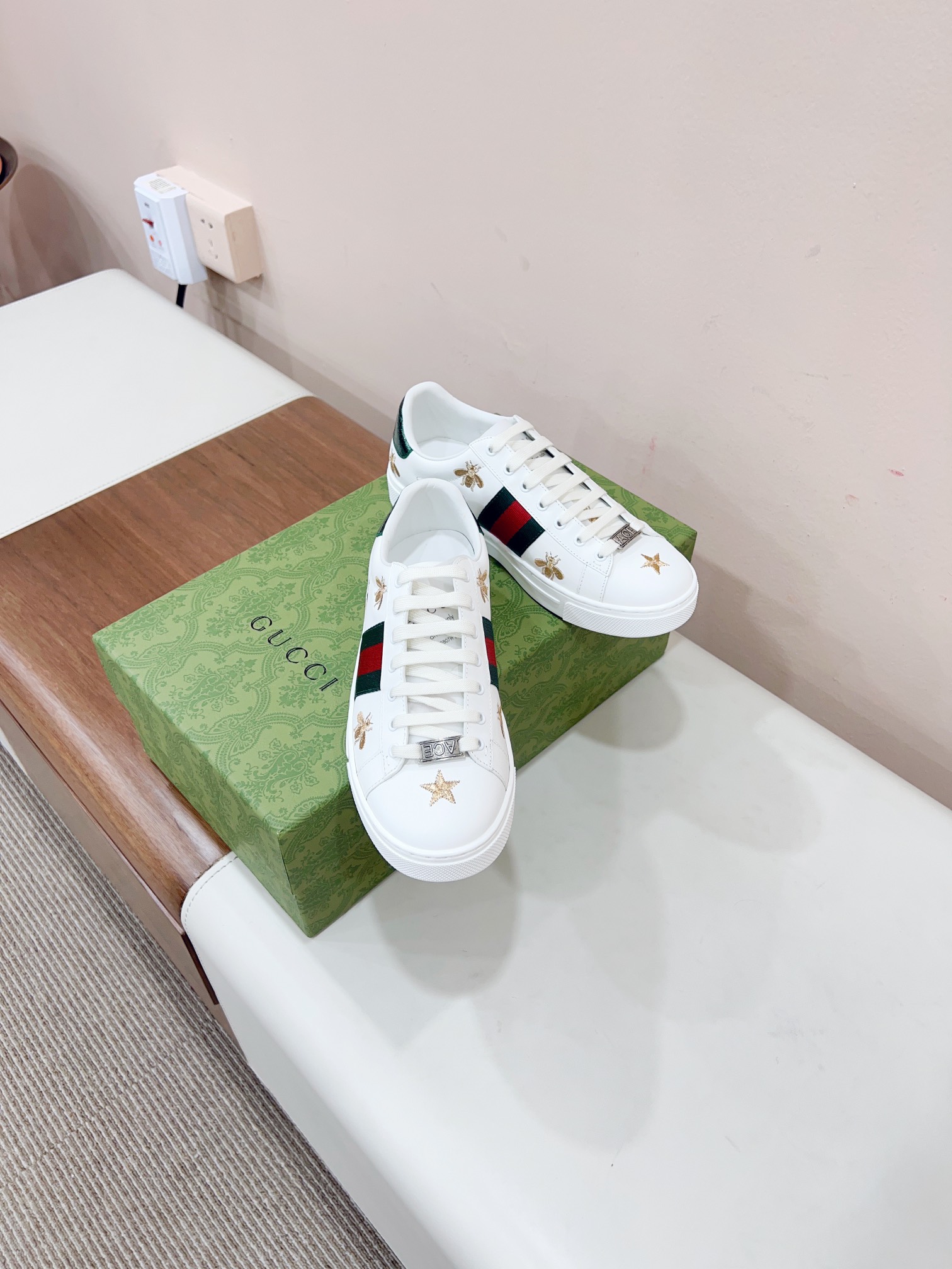 NO:174216,Certified GUCC*Ace series Little Bee Star Embroidered Heel Lazy White Shoes The latest embroidery style of the counter in the season can be used to cover the foot and heel casual shoes! The upper is made of customer-ordered calfskin perfectly, and the materials inside and outside are consistent. The whole shoe is made of very wasteful. The authentic open molded sole has a faint fragrance, and the printed pattern of the sole is intact. Fabric: imported silk cowhide Inner: original cowhide foot pad: silk cowhide   steel stamp logo Outsole: original little bee TPU sole: 35-44 (women's size 40 customized without return and exchange) Extreme cost-effectiveness, no bargaining., casual shoes/sports shoes, gucci, sneakers, cowhide19860909已认证 GUCC*Ace系列小蜜蜂星星刺绣踩跟懒人小白鞋 当季爆款专柜最新刺绣款可套脚可踩跟休闲鞋!鞋面采用客订小牛皮完美复制原版,内外用料一致,整鞋做出来十分废料哦正品开模大底有淡淡香味,完好呈现了鞋底的印花图案 面料:进口丝绸牛皮 内里:原版牛皮里 垫脚:丝绸牛皮 钢印logo 大底:原版小蜜蜂TPU大底 : 35-44（女码40定制不退换） 极致性价比,不议价.,休闲鞋/运动鞋,gucci,sneakers,cowhide,Women's Shoes