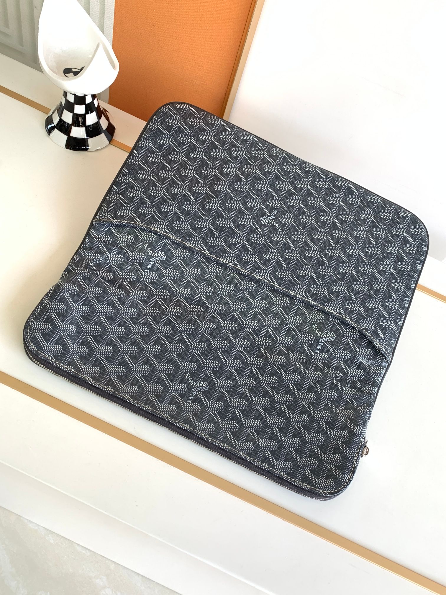 Goyard The SAINTE-MARIE Clutch features a reversible flap that is suitable for all styles and occasions: the leather flap exudes elegance and sop