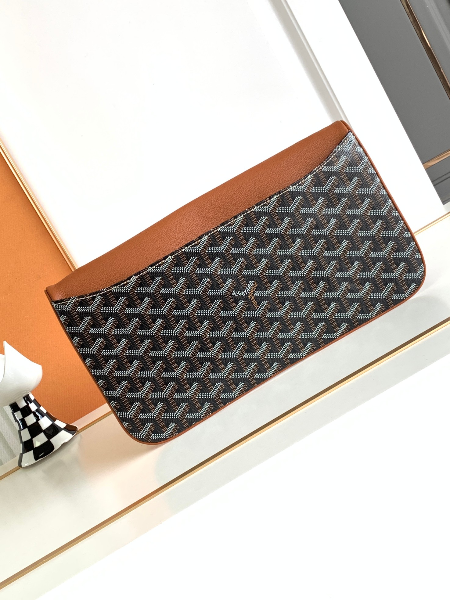 Goyard The SAINTE-MARIE Clutch features a reversible flap that is suitable for all styles and occasions: the leather flap exudes elegance and sop
