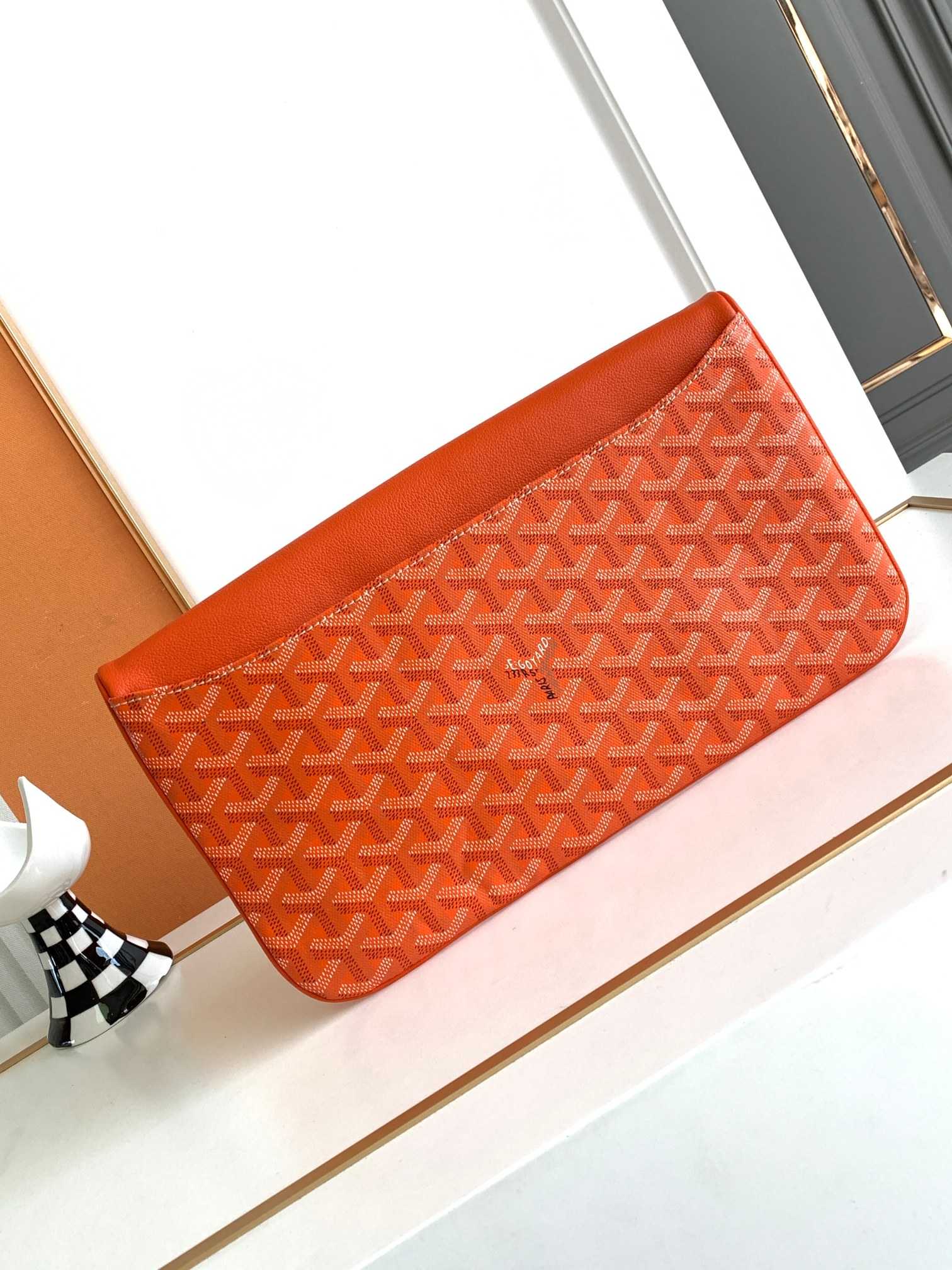 Goyard The SAINTE-MARIE Clutch features a reversible flap that is suitable for all styles and occasions: the leather flap exudes elegance and sop
