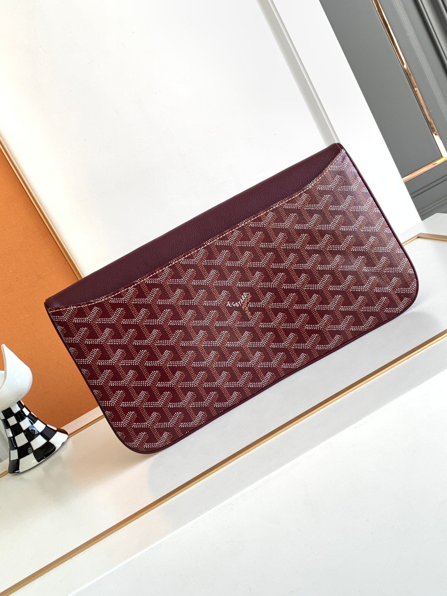 Goyard The SAINTE-MARIE Clutch features a reversible flap that is suitable for all styles and occasions: the leather flap exudes elegance and sop