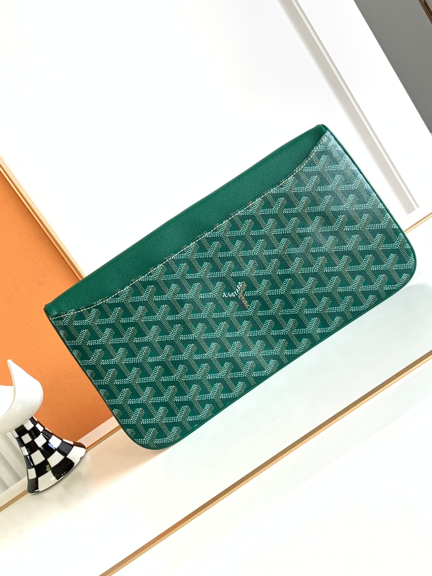 Goyard The SAINTE-MARIE Clutch features a reversible flap that is suitable for all styles and occasions: the leather flap exudes elegance and sop