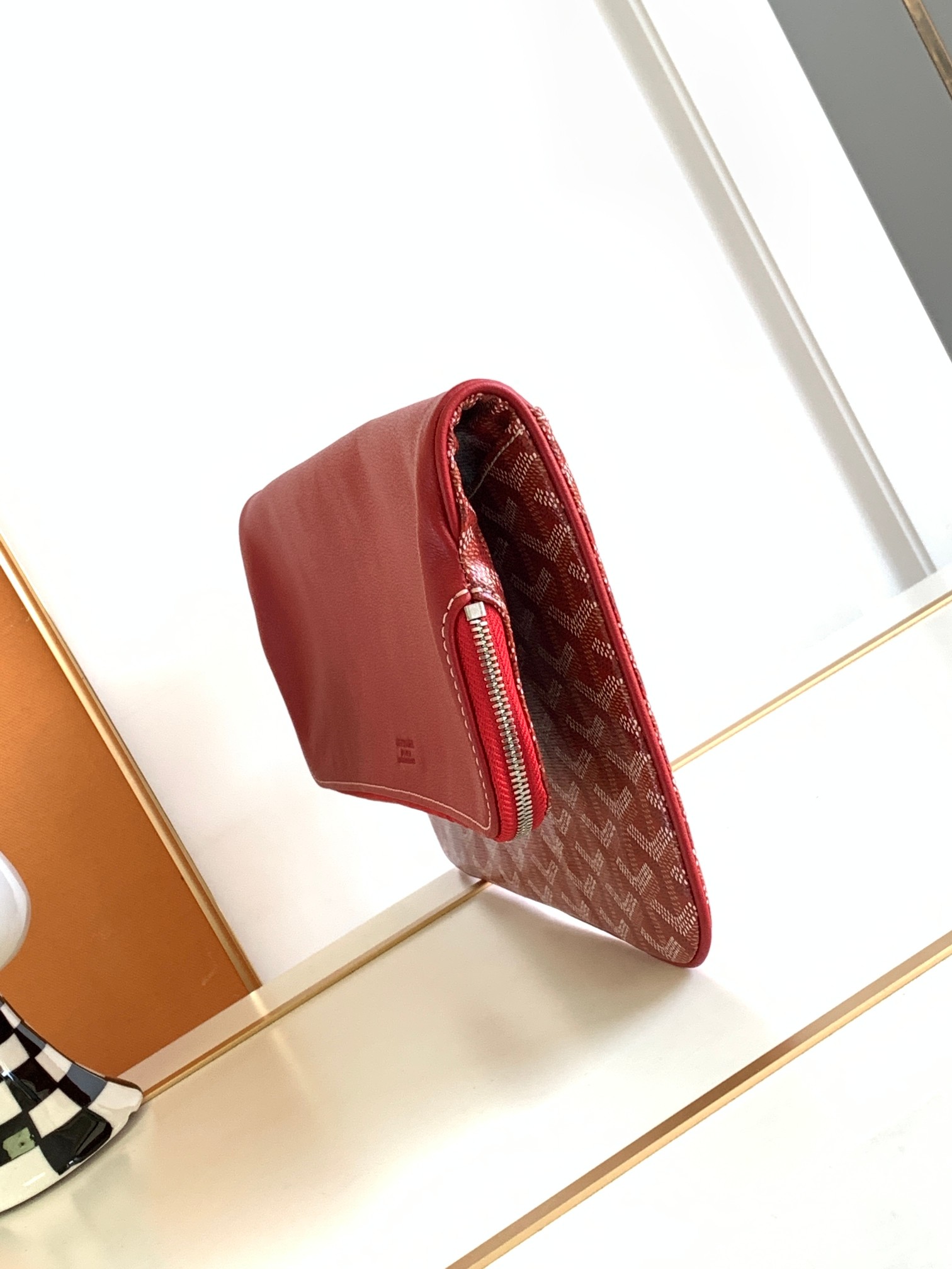 Goyard The SAINTE-MARIE Clutch features a reversible flap that is suitable for all styles and occasions: the leather flap exudes elegance and sop