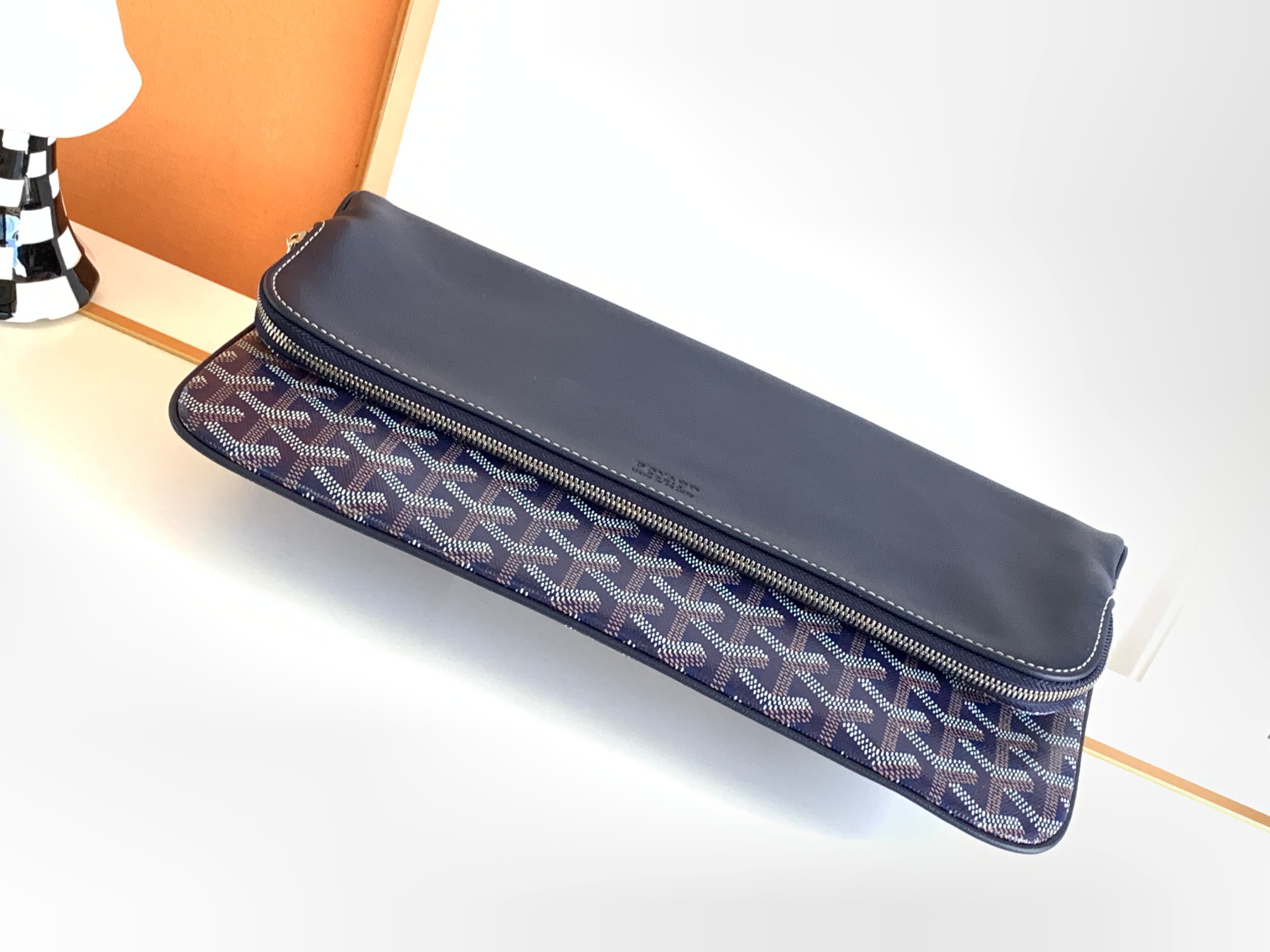 Goyard The SAINTE-MARIE Clutch features a reversible flap that is suitable for all styles and occasions: the leather flap exudes elegance and sop