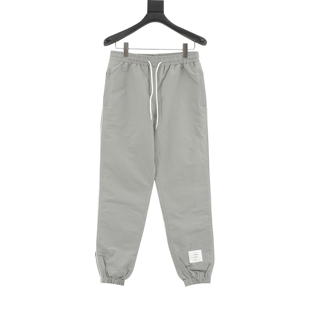 Recogida local (se admite en tienda) Thom Browne / Tom Browne, pantalón deportivo de tejido técnico de nailon con línea…