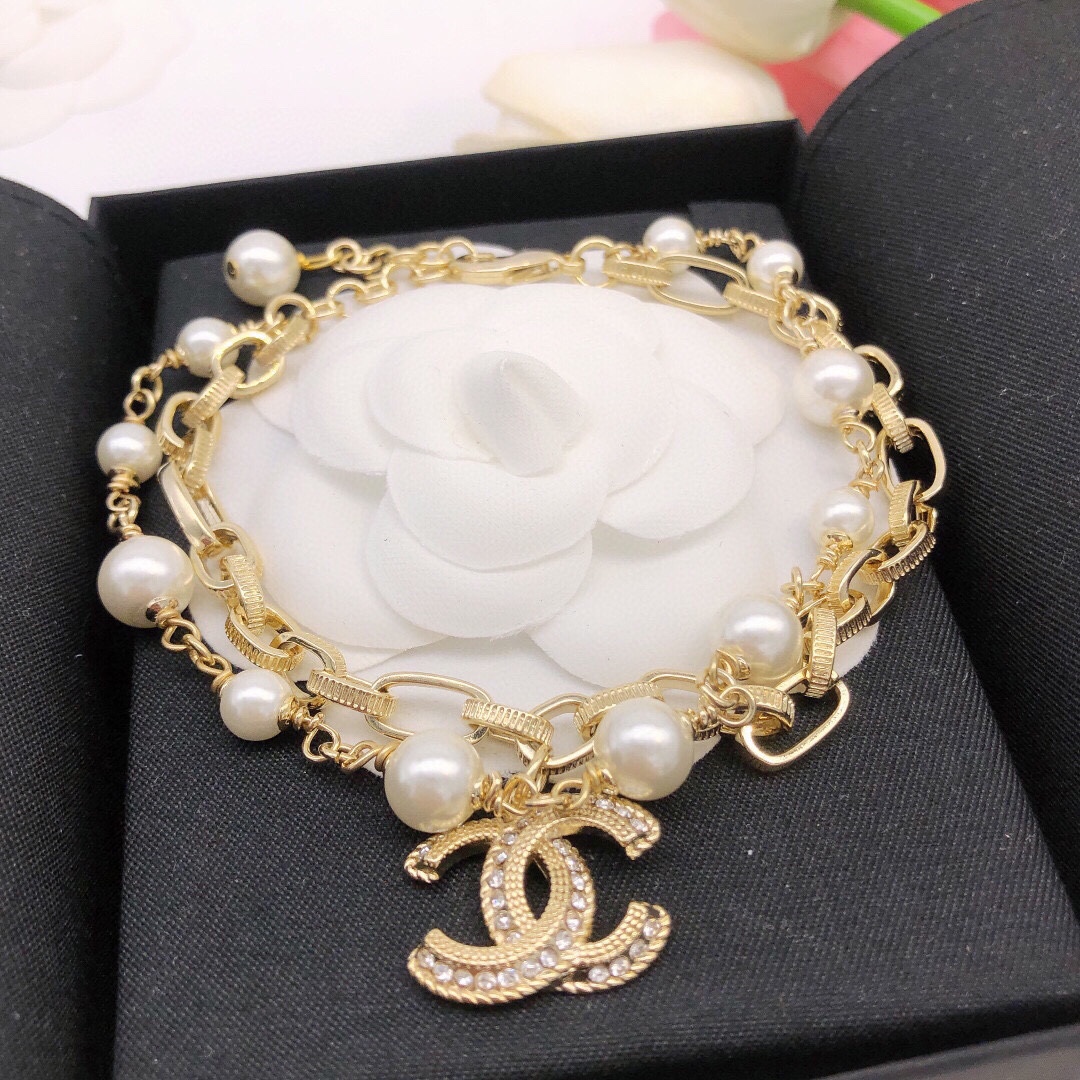 编号XSL0012
CH*NEL 多配件双层珍珠手链    集合众多经典元素    设计感和大牌感十足 