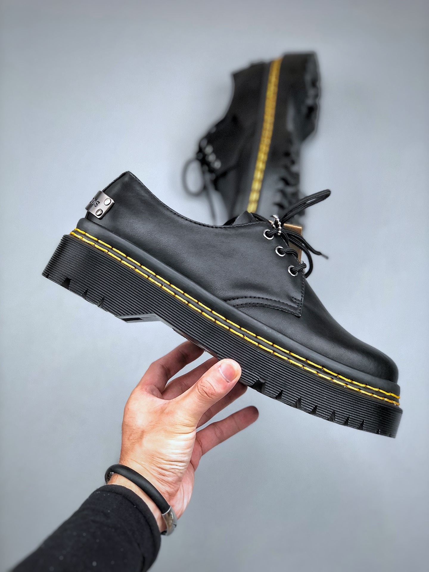 240 Dr. Martens Penton Bex Double Stitch 彭顿系列经典厚底英伦皮革复古风厚底马丁乐福鞋“皮革黑黄铁牌”27882001