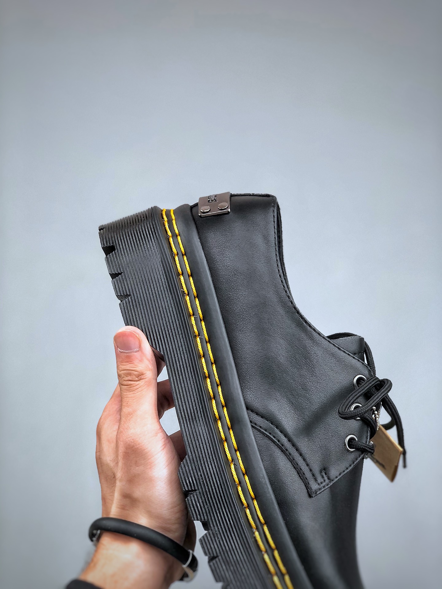 240 Dr. Martens Penton Bex Double Stitch 彭顿系列经典厚底英伦皮革复古风厚底马丁乐福鞋“皮革黑黄铁牌”27882001